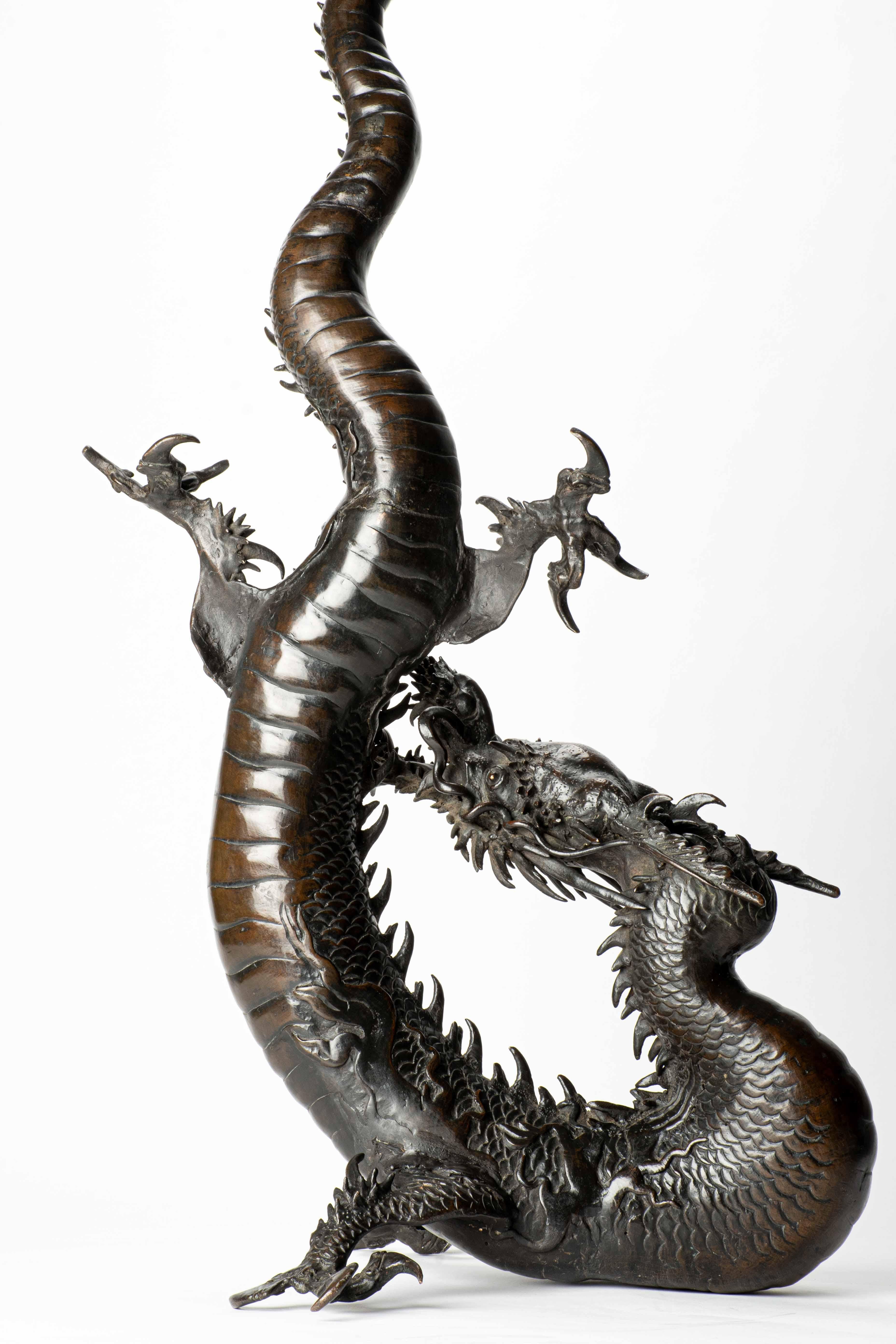A large bronze okimono depicting a dragon en venta 1