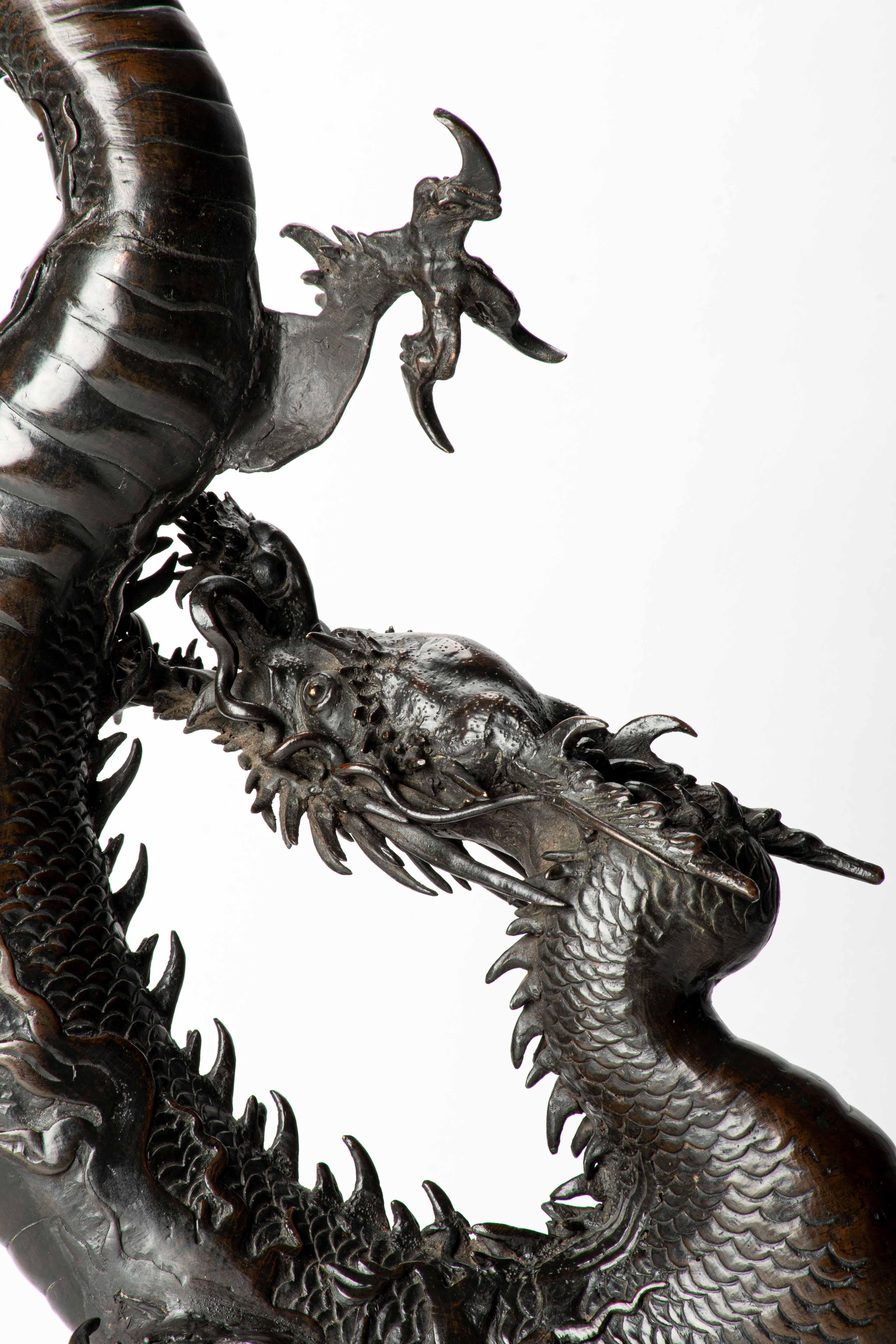 A large bronze okimono depicting a dragon en venta 2