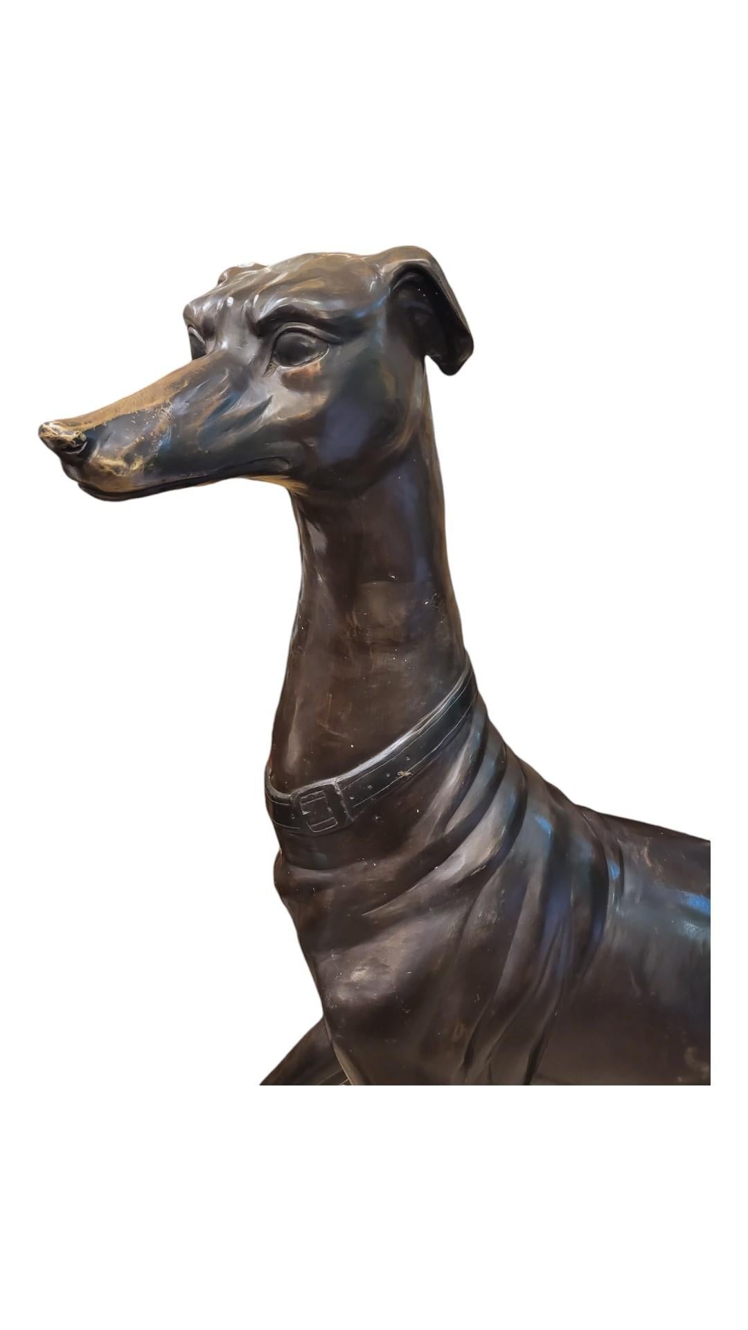 Sconosciuto Una grande scultura in bronzo di un cane levriero in vendita