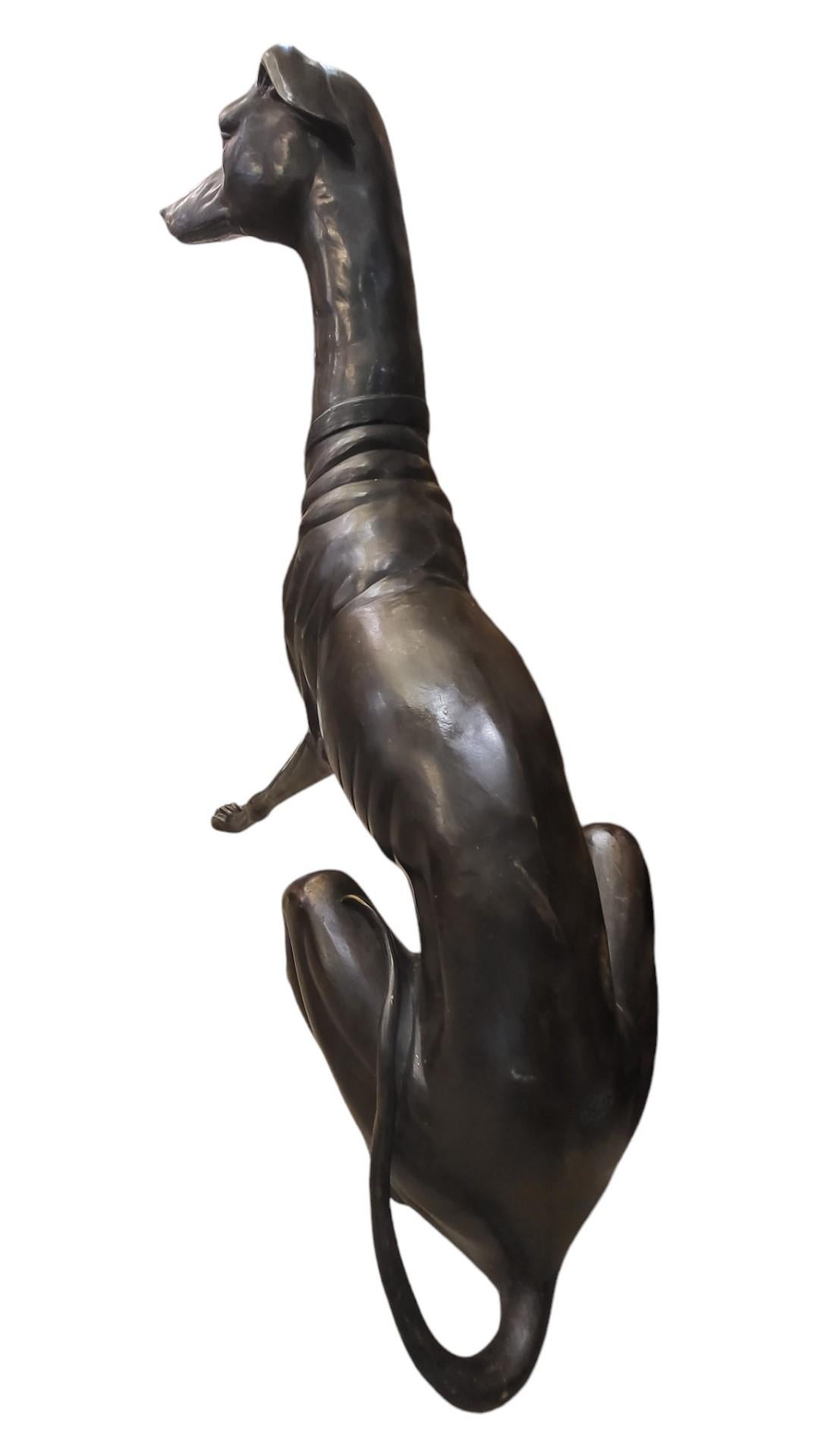 Calco Una grande scultura in bronzo di un cane levriero in vendita