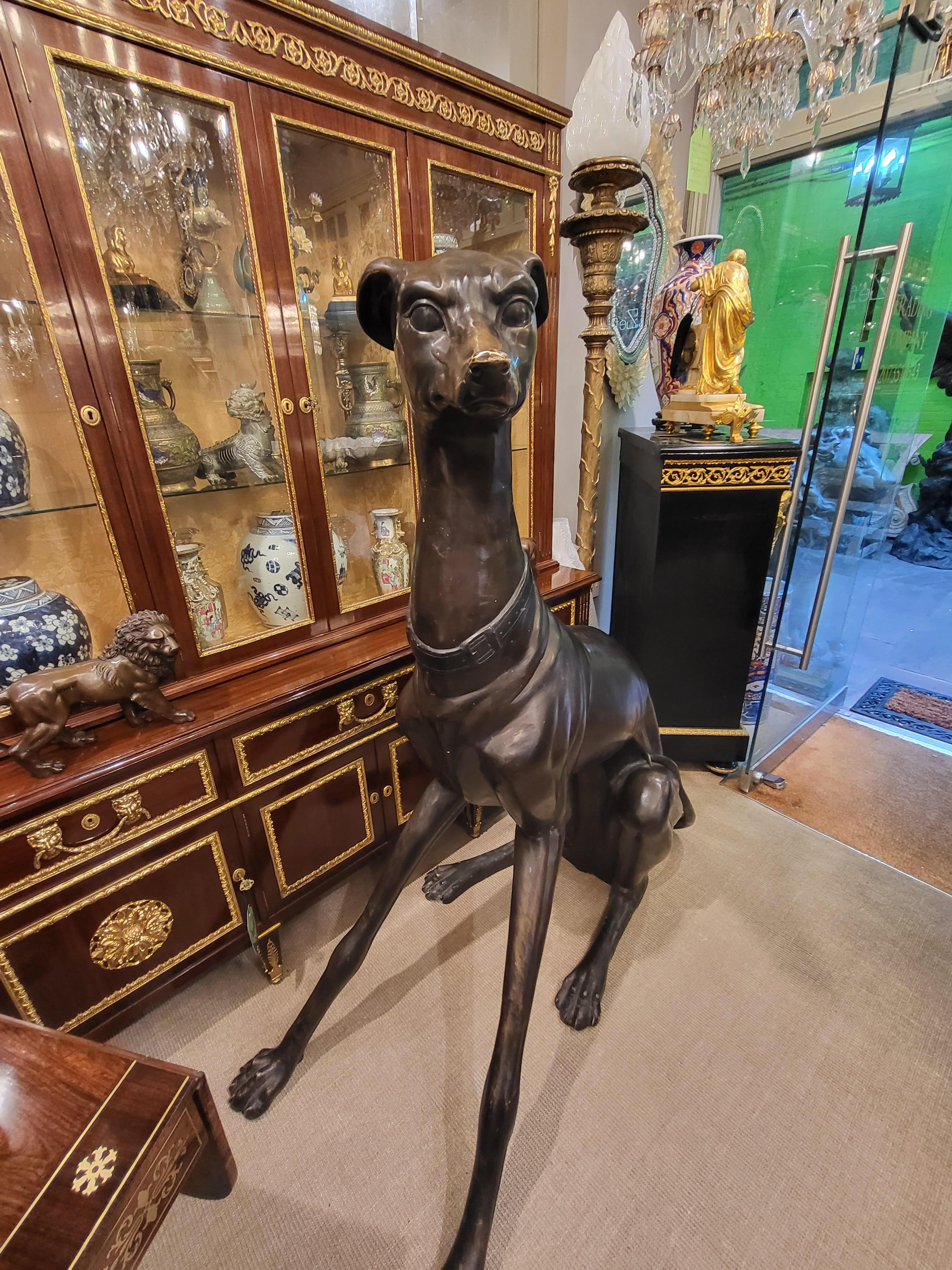 Una grande scultura in bronzo di un cane levriero In condizioni discrete in vendita a London, GB