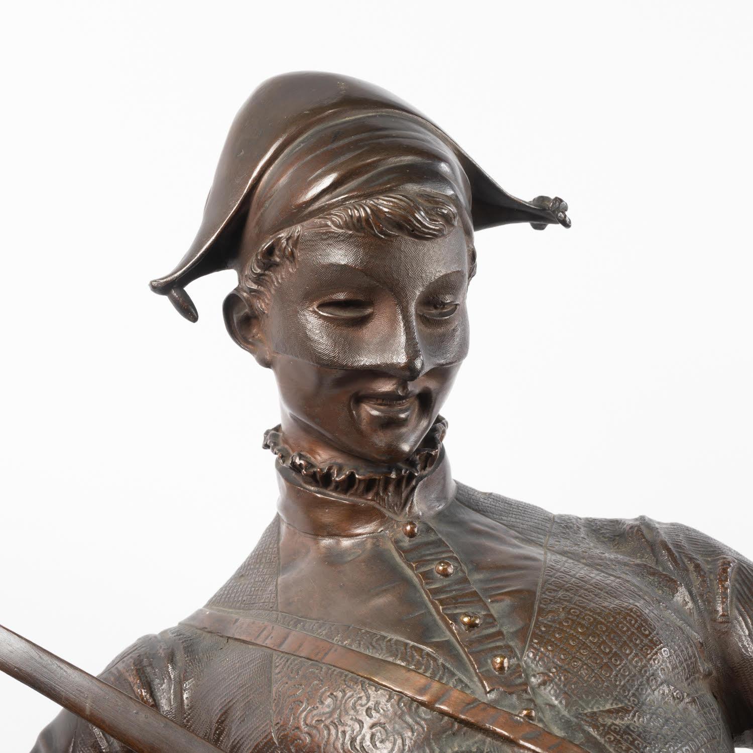 Patinato Grande scultura in bronzo di Arlecchino di Paul Dubois, XIX secolo. in vendita