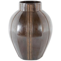 Große sechskornierte Blumenvase aus Bronze mit Kettenmuster von Aida Tomiyasu