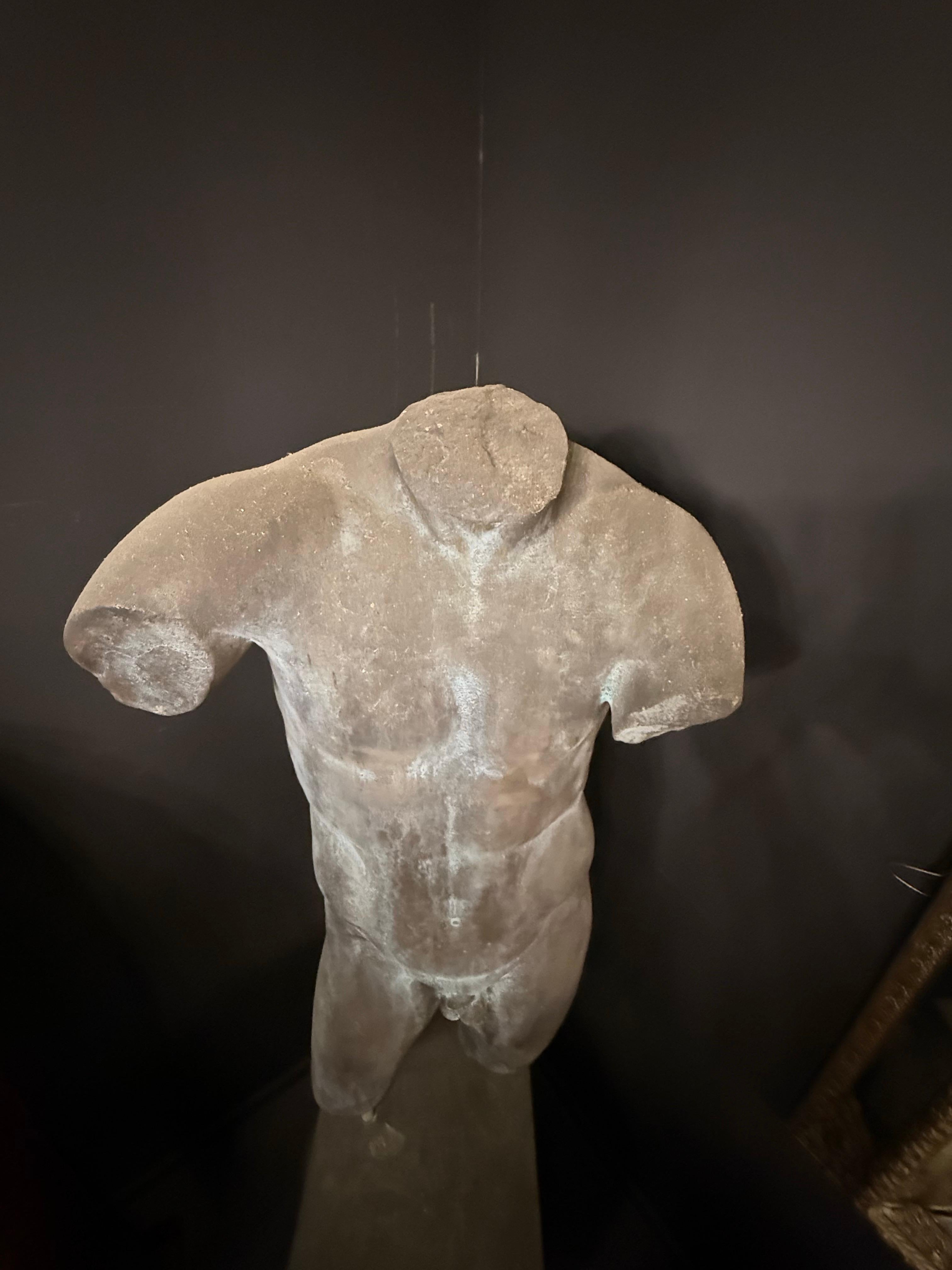 Un grande torso di bronzo

Scultura greca del IV secolo a.C. di tipo lisippeo, forse raffigurante Agias. Incluso il piedistallo.

Provenienza: Collezione privata australiana.

Dimensioni:
Altezza: 220 cm.
Larghezza: 57 cm.
Profondità: 57 cm.
