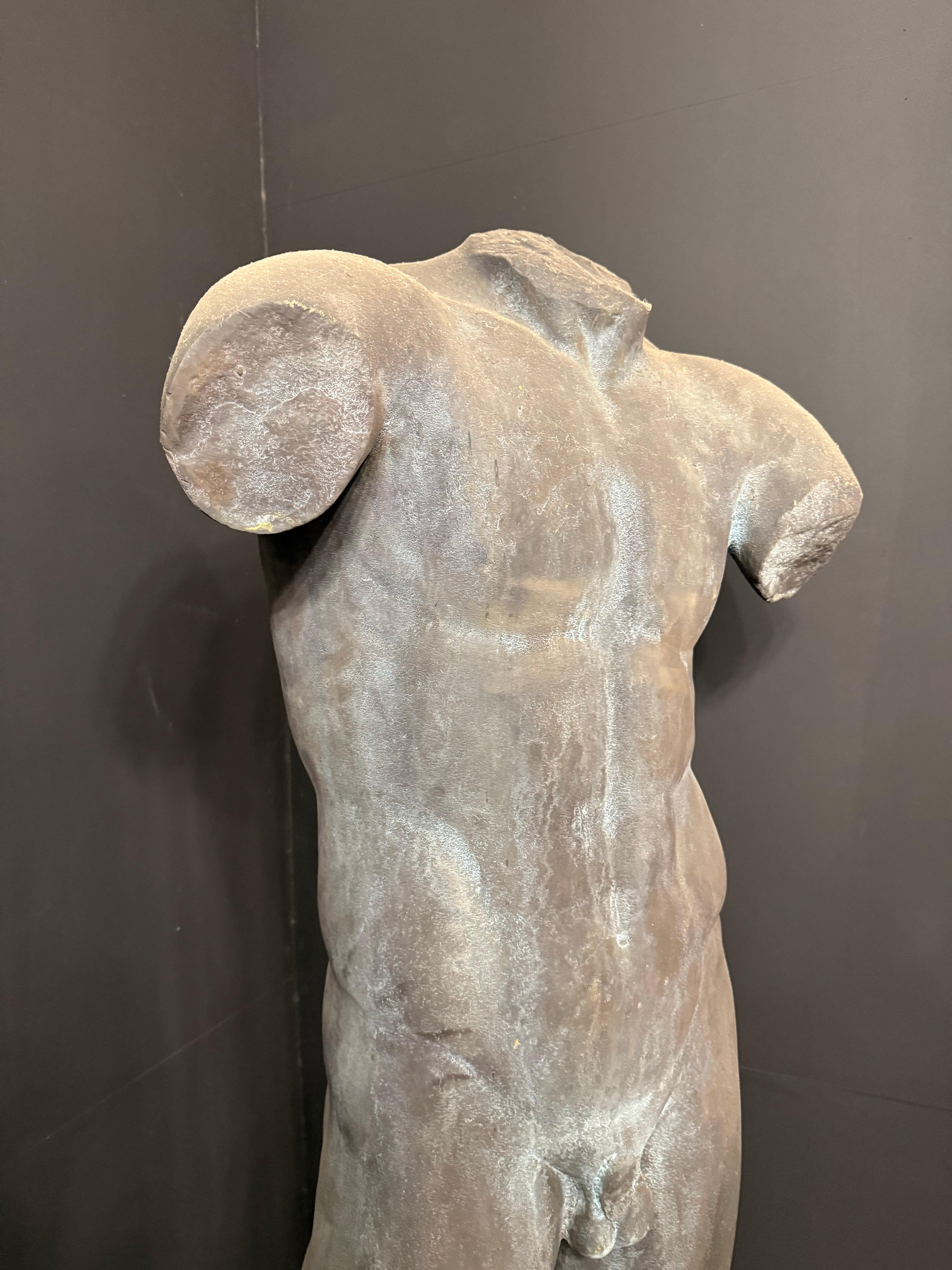 Australiano Un grande torso di bronzo in vendita