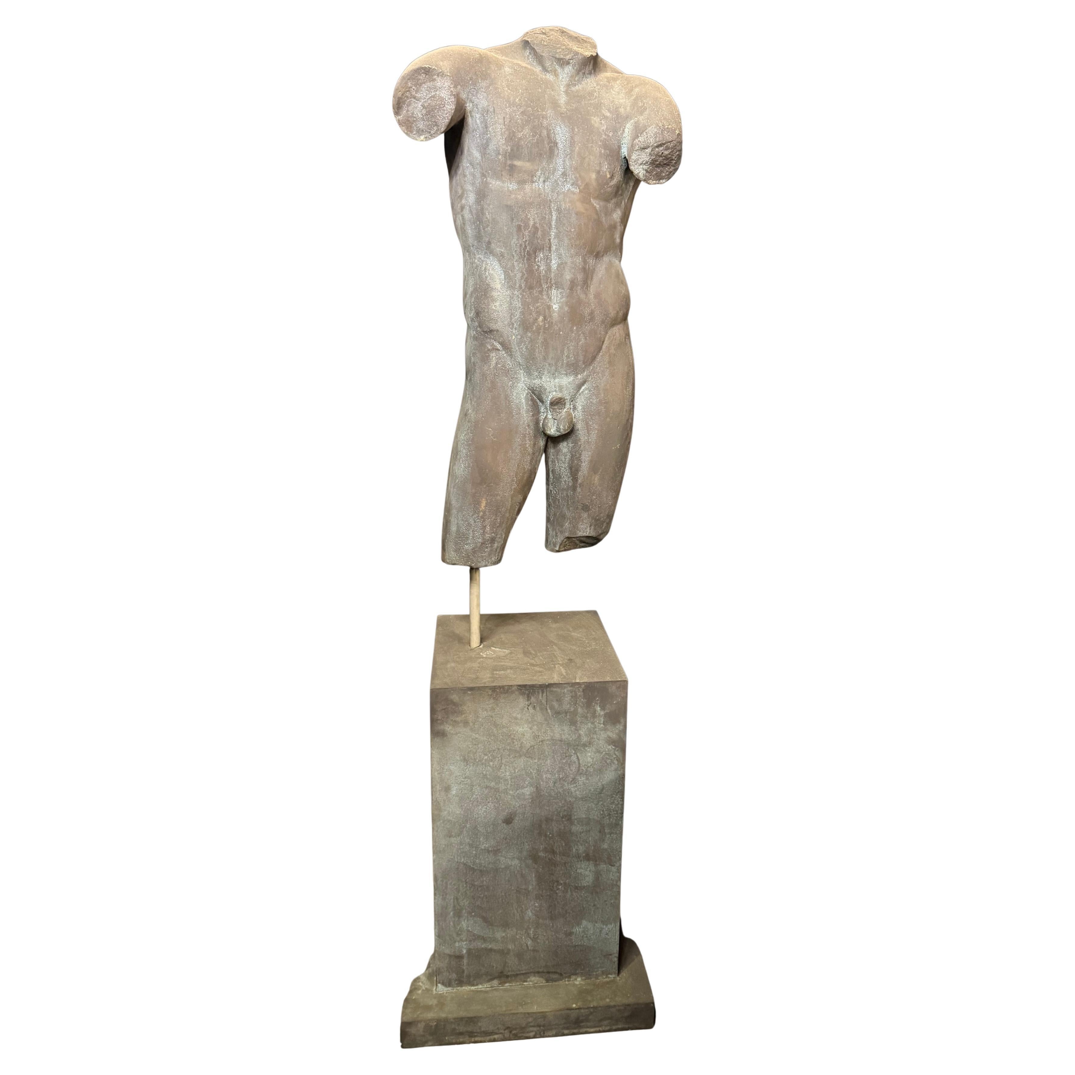 Un grande torso di bronzo