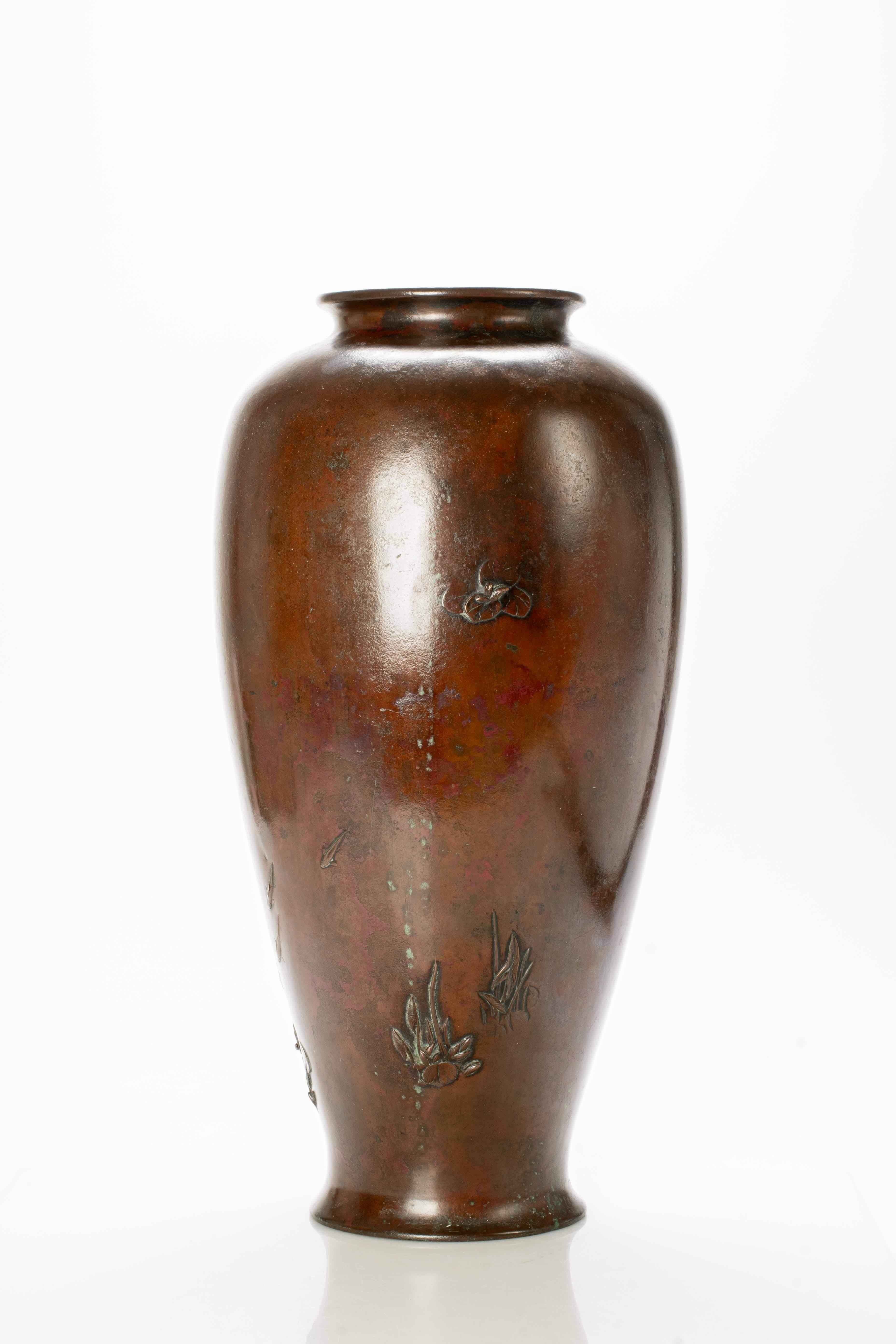 Japonisme A large bronze vase depicting an egret For Sale