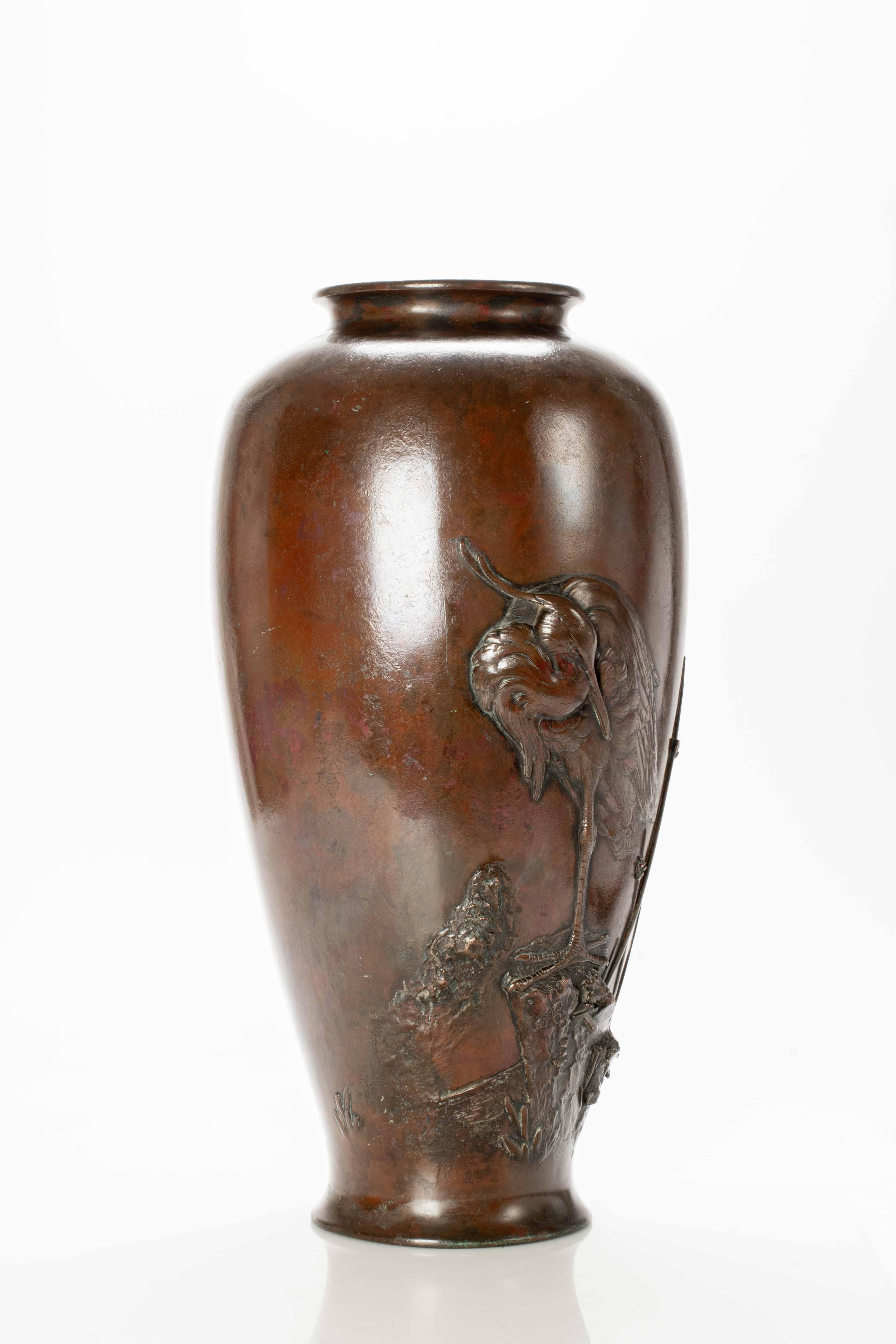 Japanese A large bronze vase depicting an egret For Sale