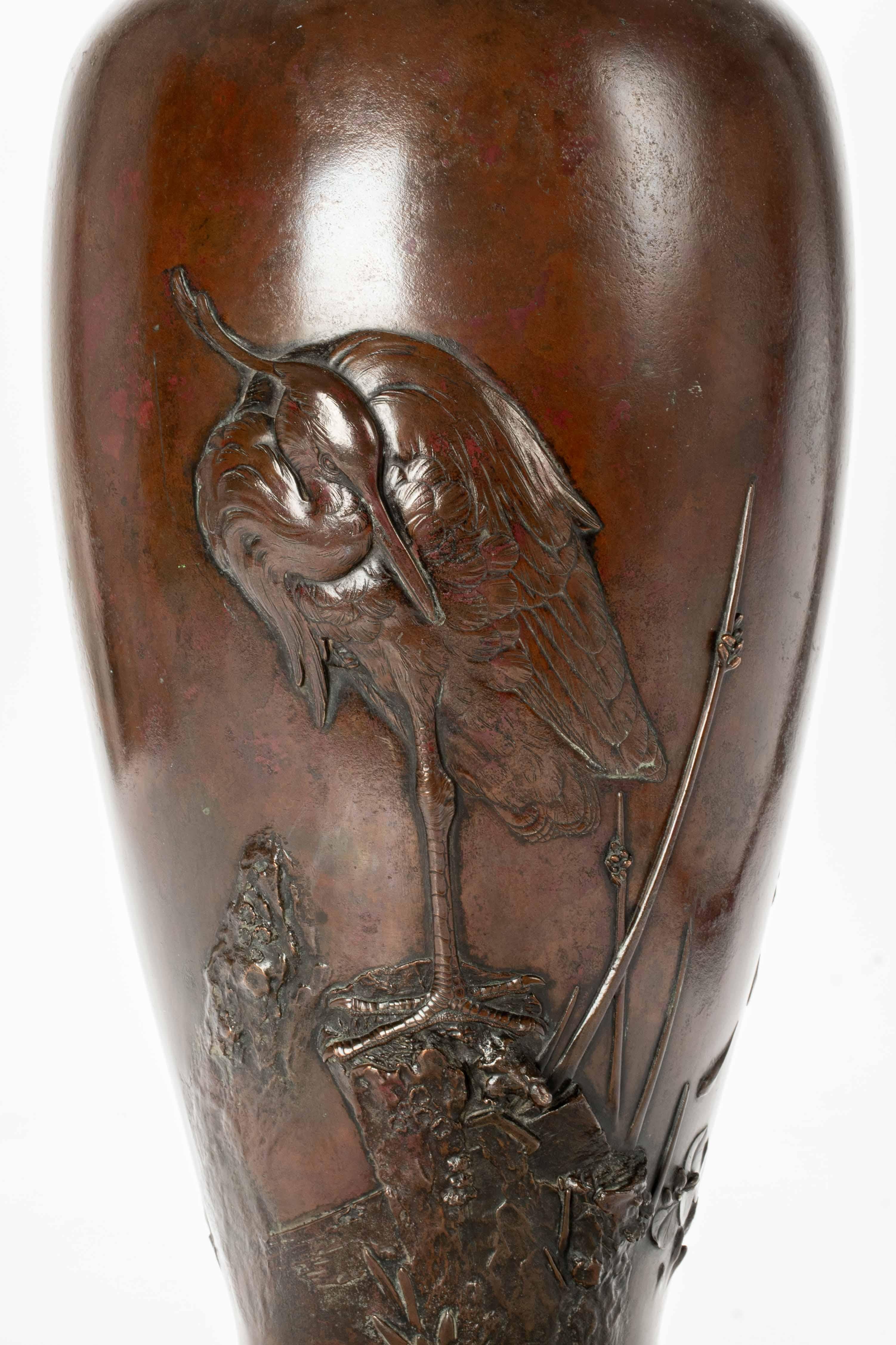 A large bronze vase depicting an egret In Excellent Condition For Sale In Milano, IT