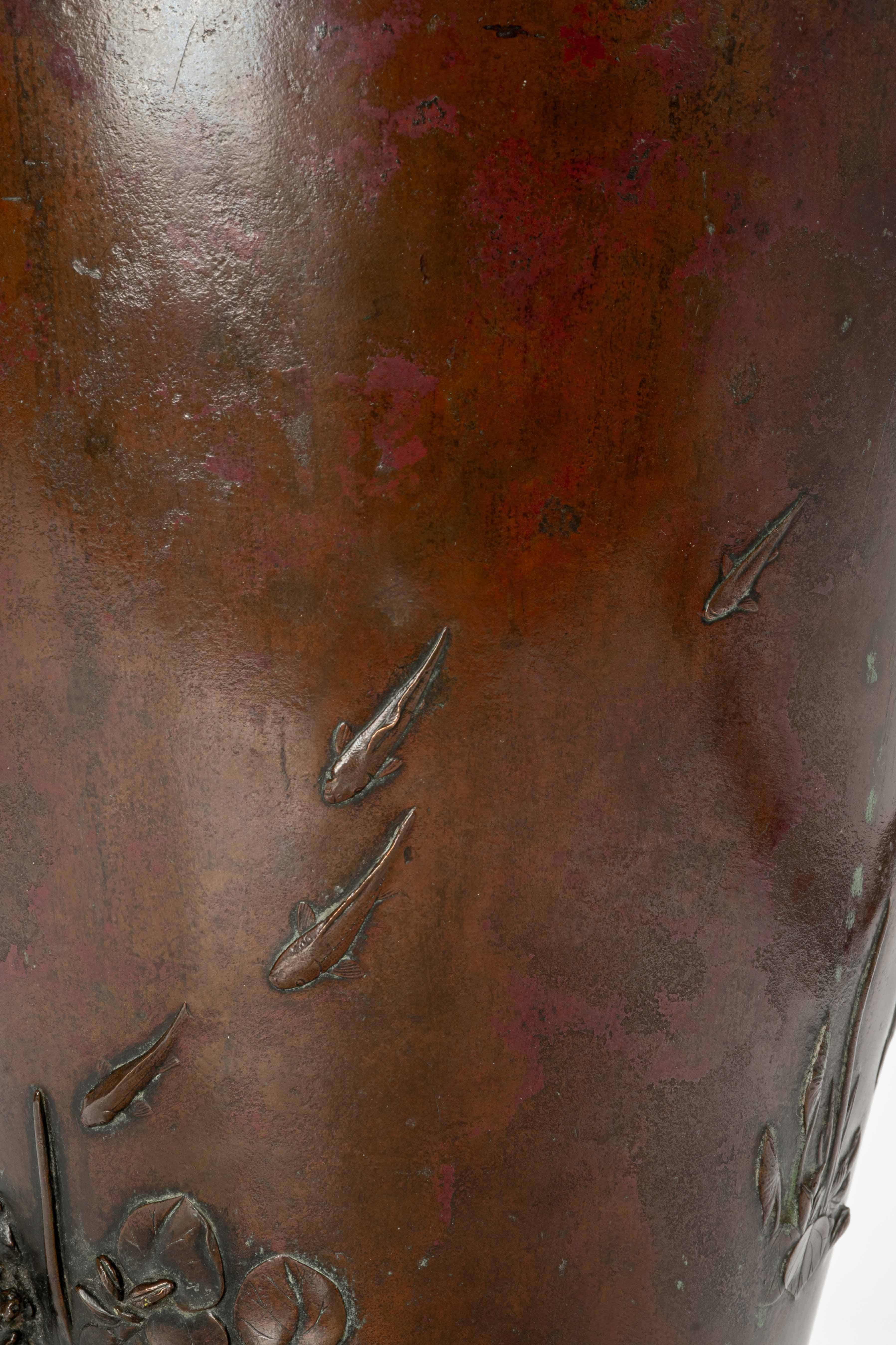 Bronze Un grand vase en bronze représentant un écureuil en vente