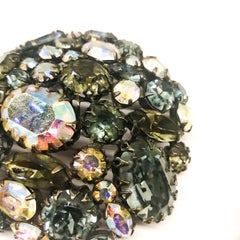 Une grande broche et un ensemble de boucles d'oreilles:: Schreiner of New York:: USA:: années 1950.