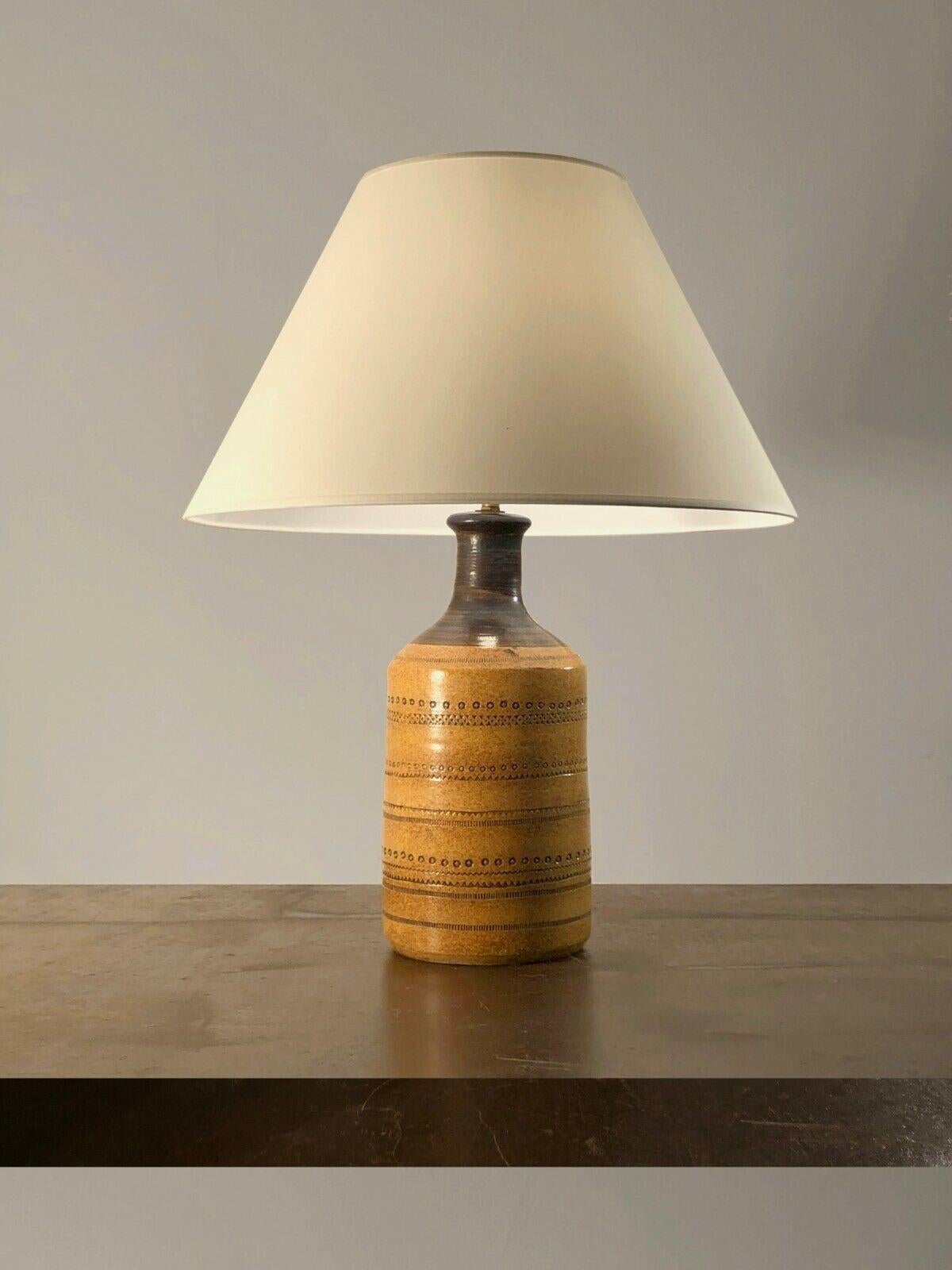 An imposing table or floor lamp with scarified decorations, Modernist, Free Form, Popular Art, Shabby-Chic, large and solid thick glowing brown enameled ceramic base, and its beautiful off-white conical lampshade, in the style of Georges Pelletier