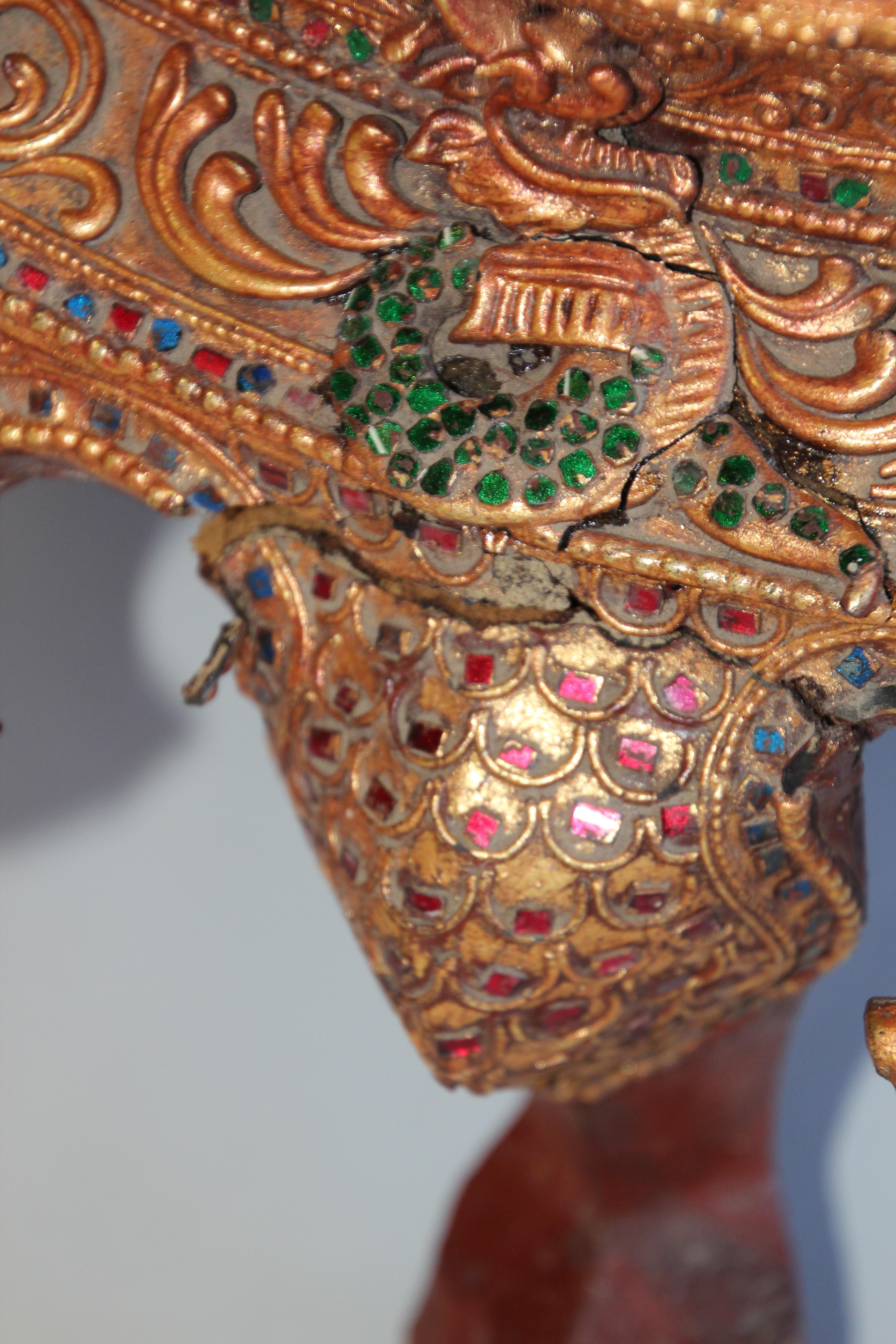 Grand vase à offrandes en bois laqué et doré pour temple birman en vente 3