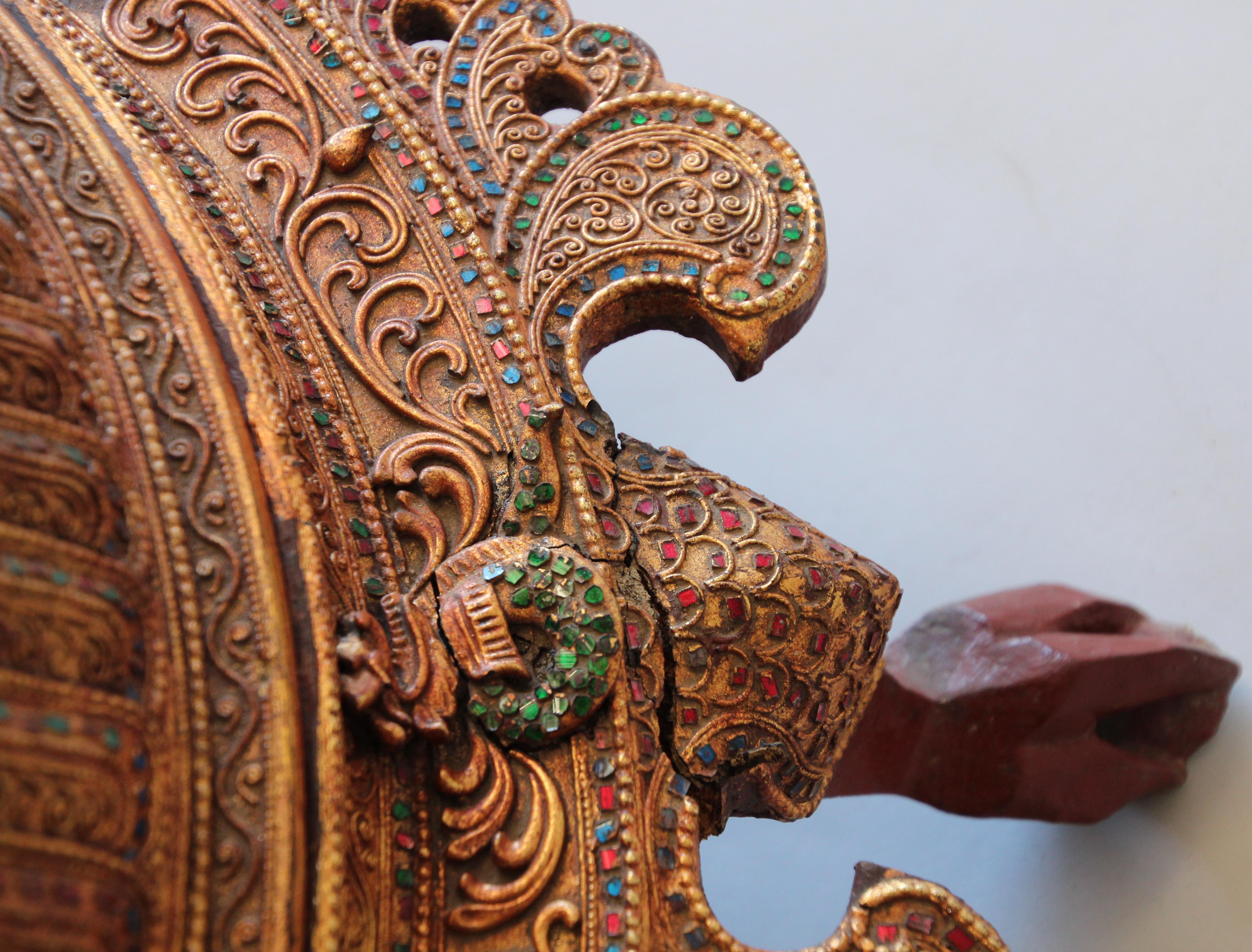 Grand vase à offrandes en bois laqué et doré pour temple birman en vente 6