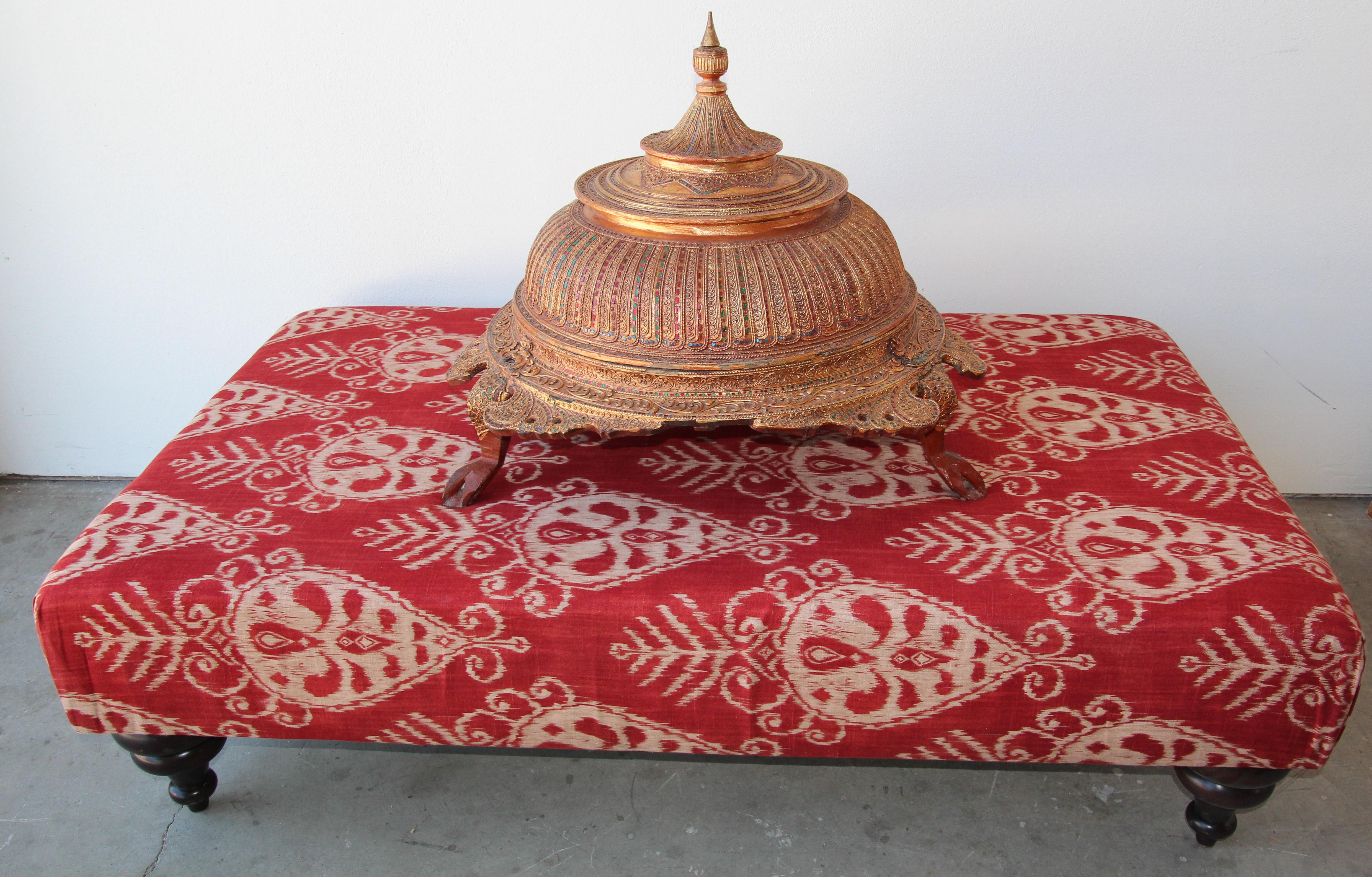 Grand vase à offrandes en bois laqué et doré pour temple birman en vente 9