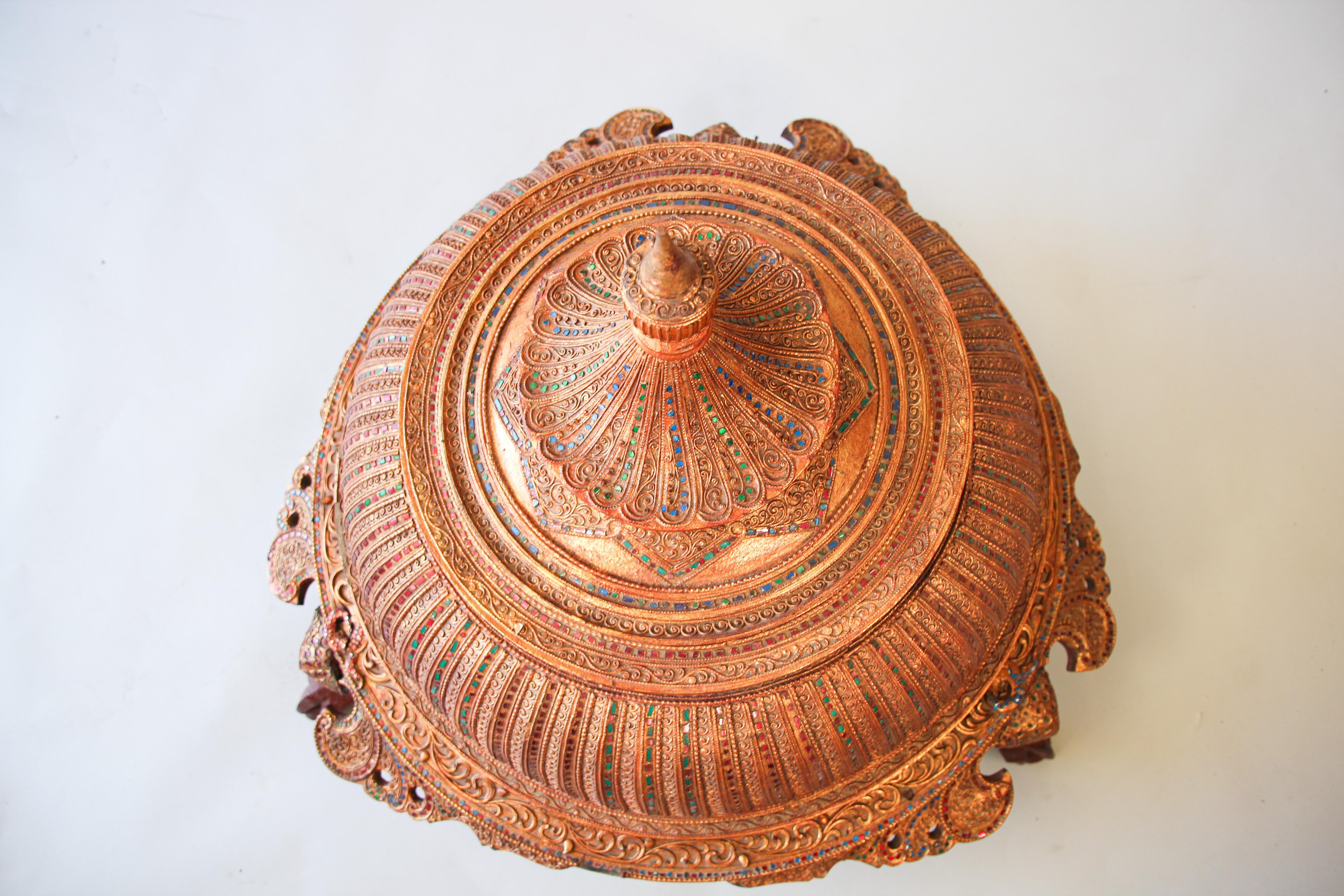 Artisanat Grand vase à offrandes en bois laqué et doré pour temple birman en vente
