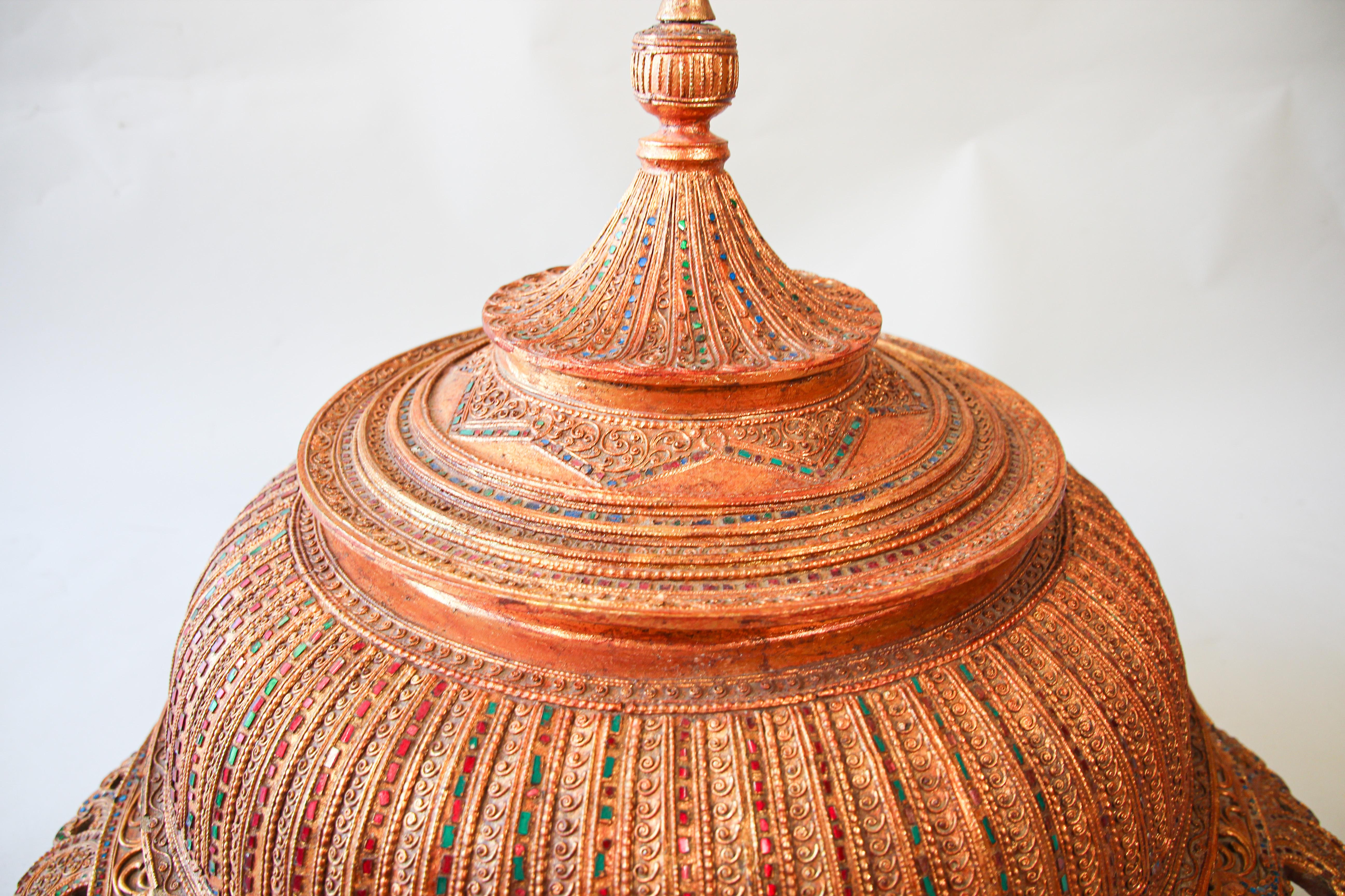 Fait main Grand vase à offrandes en bois laqué et doré pour temple birman en vente
