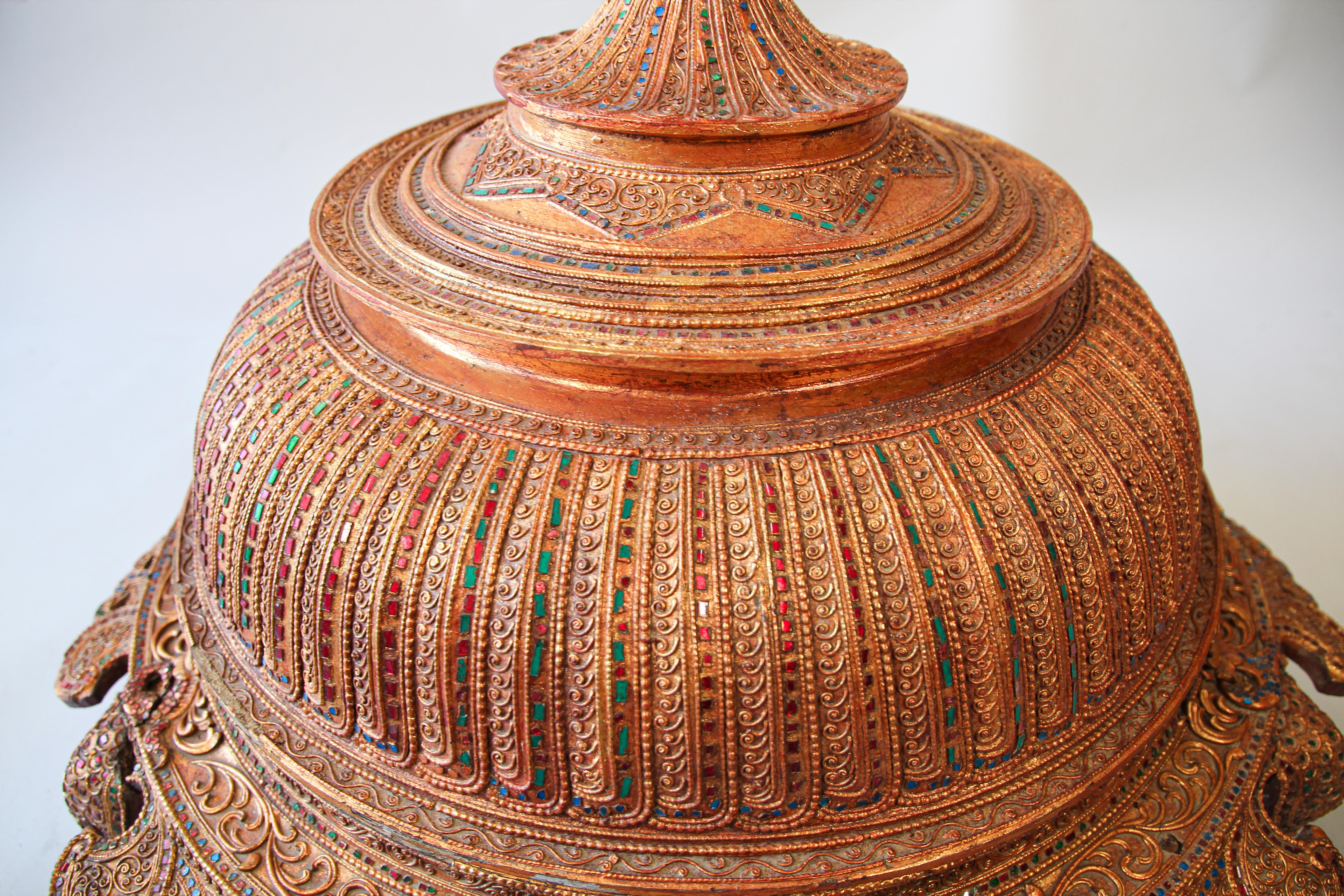 Grand vase à offrandes en bois laqué et doré pour temple birman Bon état - En vente à North Hollywood, CA