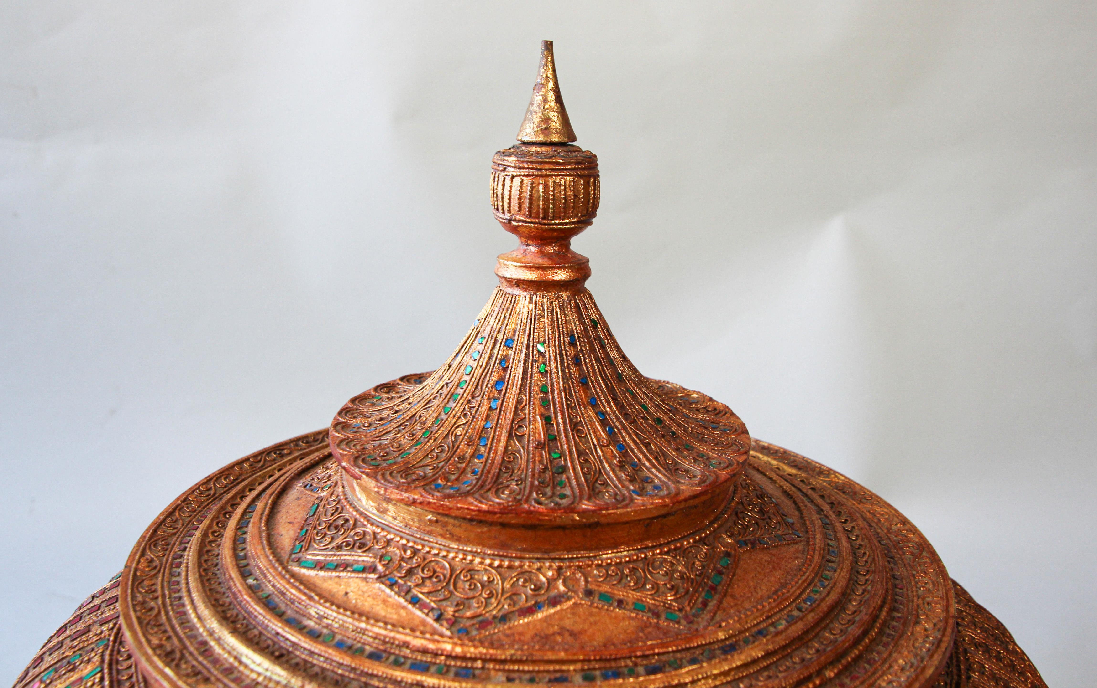 20ième siècle Grand vase à offrandes en bois laqué et doré pour temple birman en vente