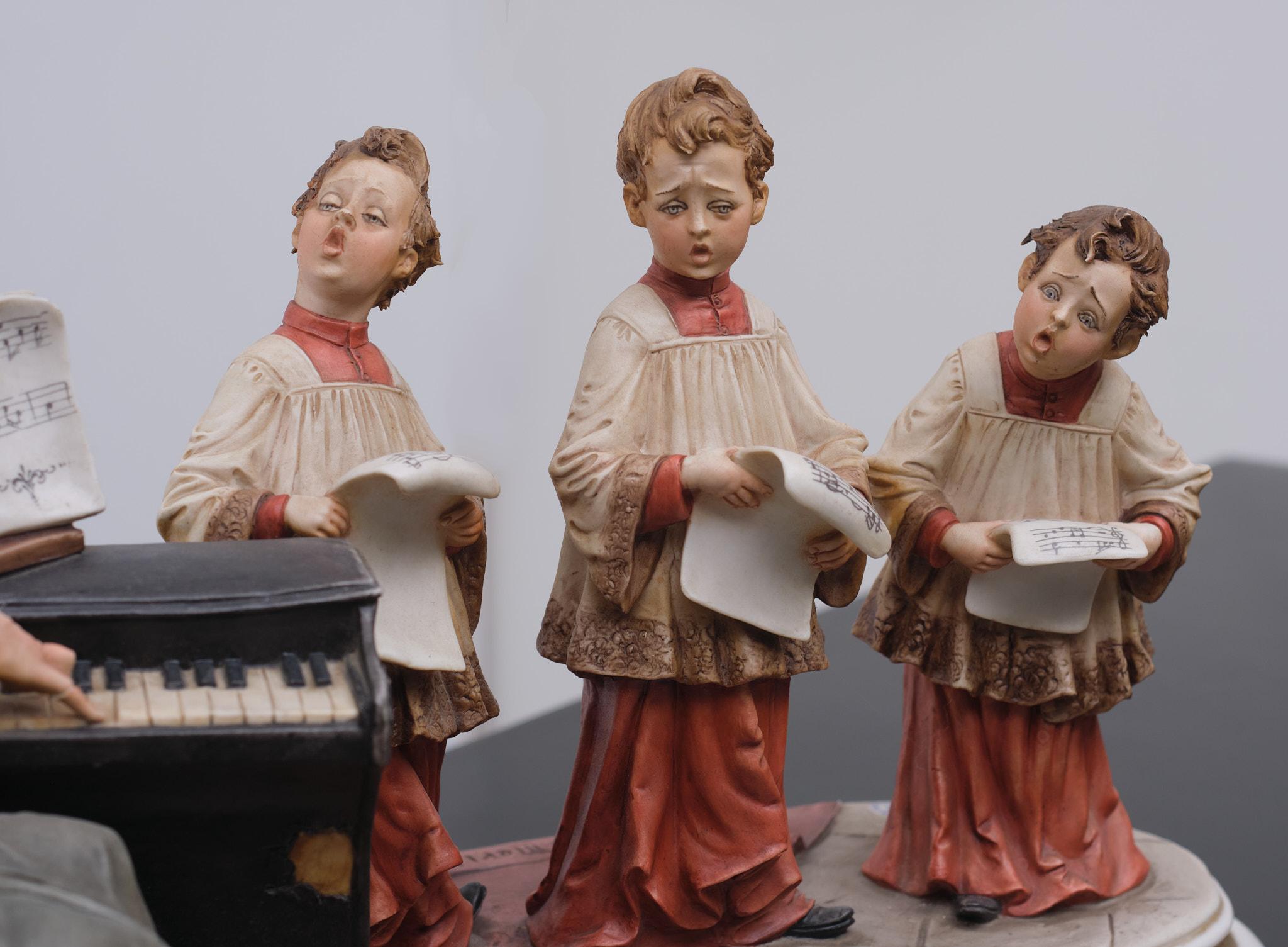 Gran grupo de figuras de porcelana de Capodimonte Schola Cantorum, ''Los escolanos'' en venta 1