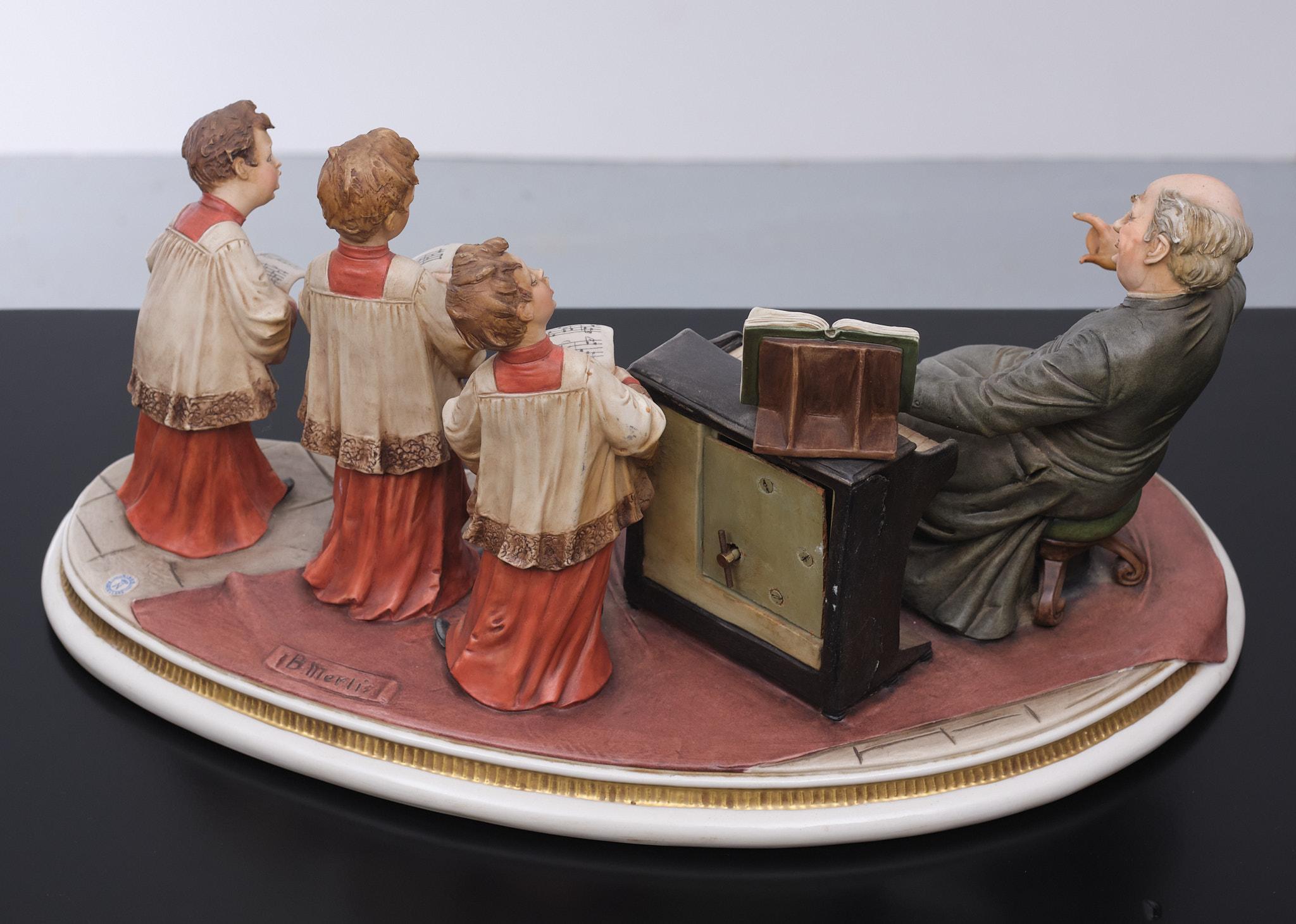 The choirboys. Three choirboys singing, directed by a priest, this
Capodimonte porcelain made on a kidney shaped base. Very nice
Romantic scene, included a music box. Not working at the moment.
Signed B Meril manufactured by king 1960s Italy.