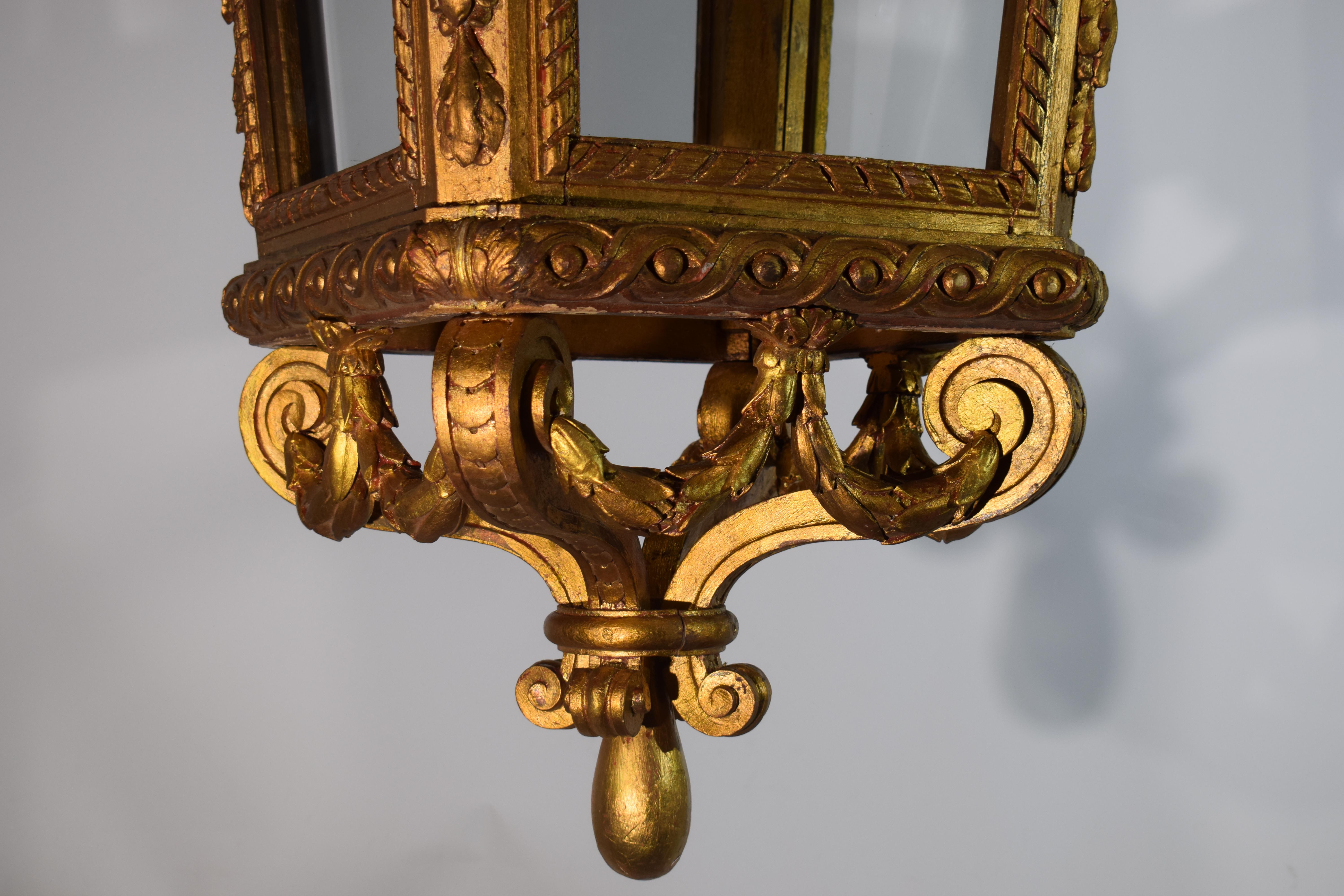 Grande lanterne en bois doré sculpté d'A Hall en vente 2