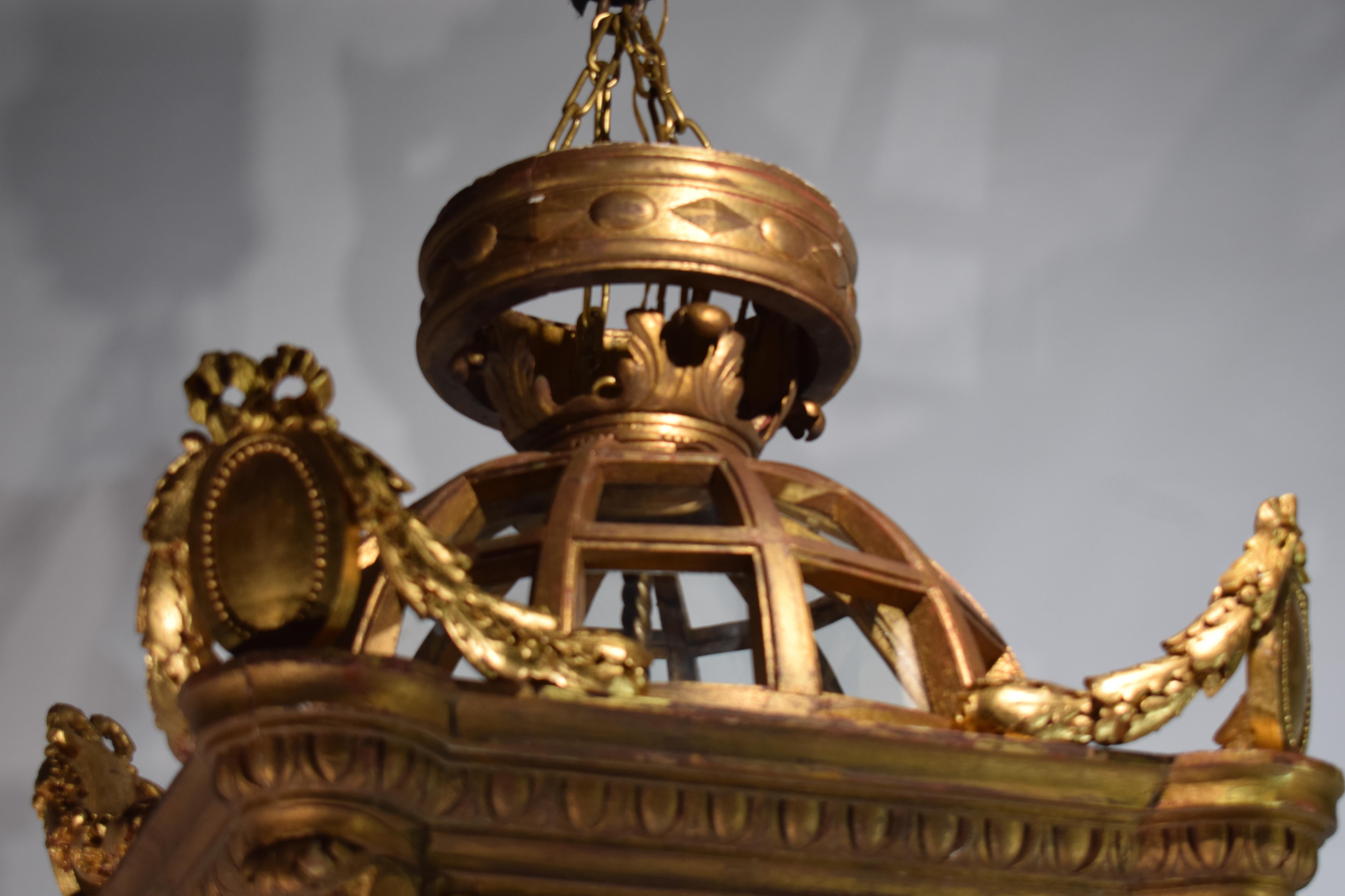 Grande lanterne en bois doré sculpté d'A Hall en vente 3