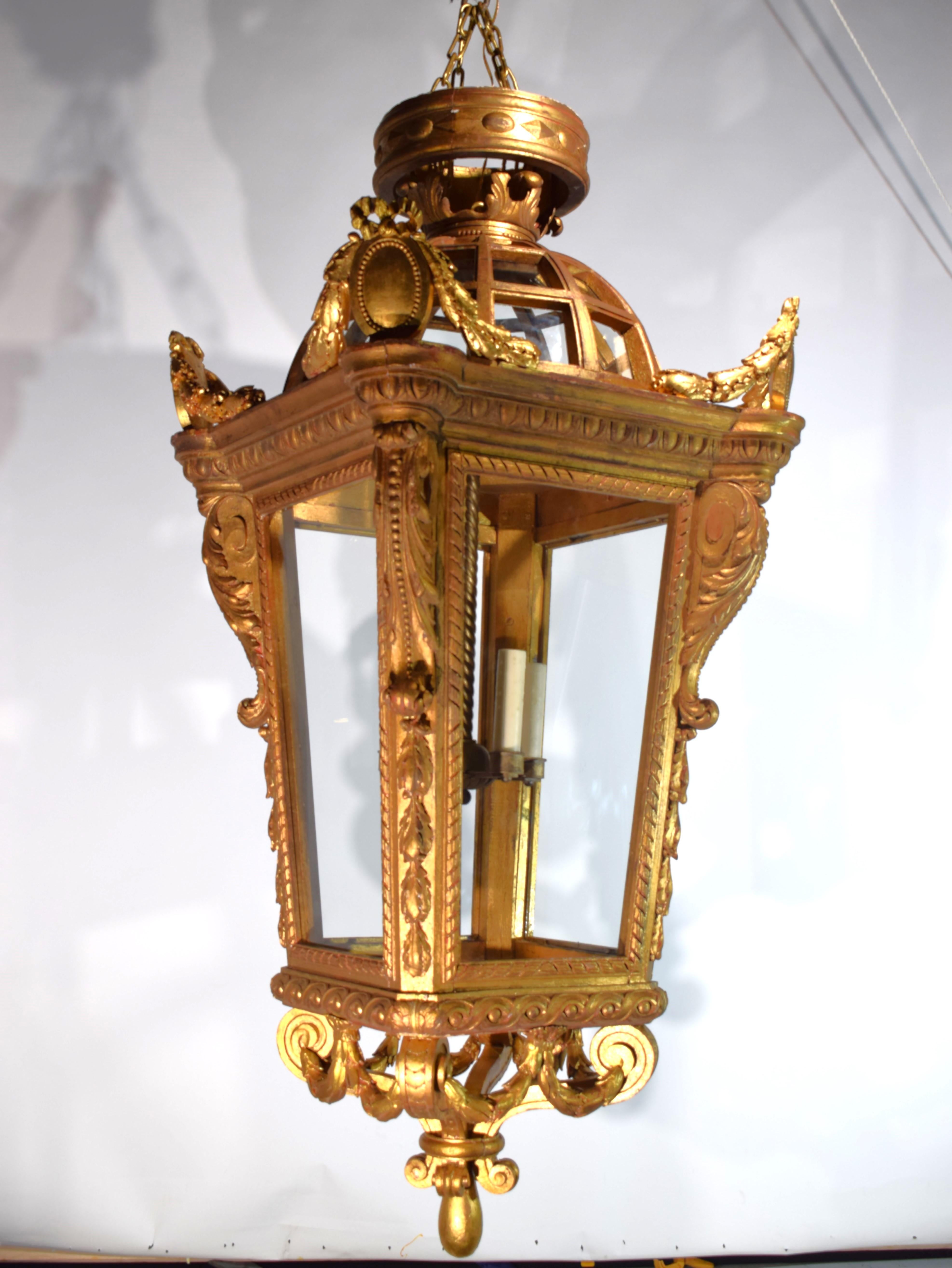 Français Grande lanterne en bois doré sculpté d'A Hall en vente