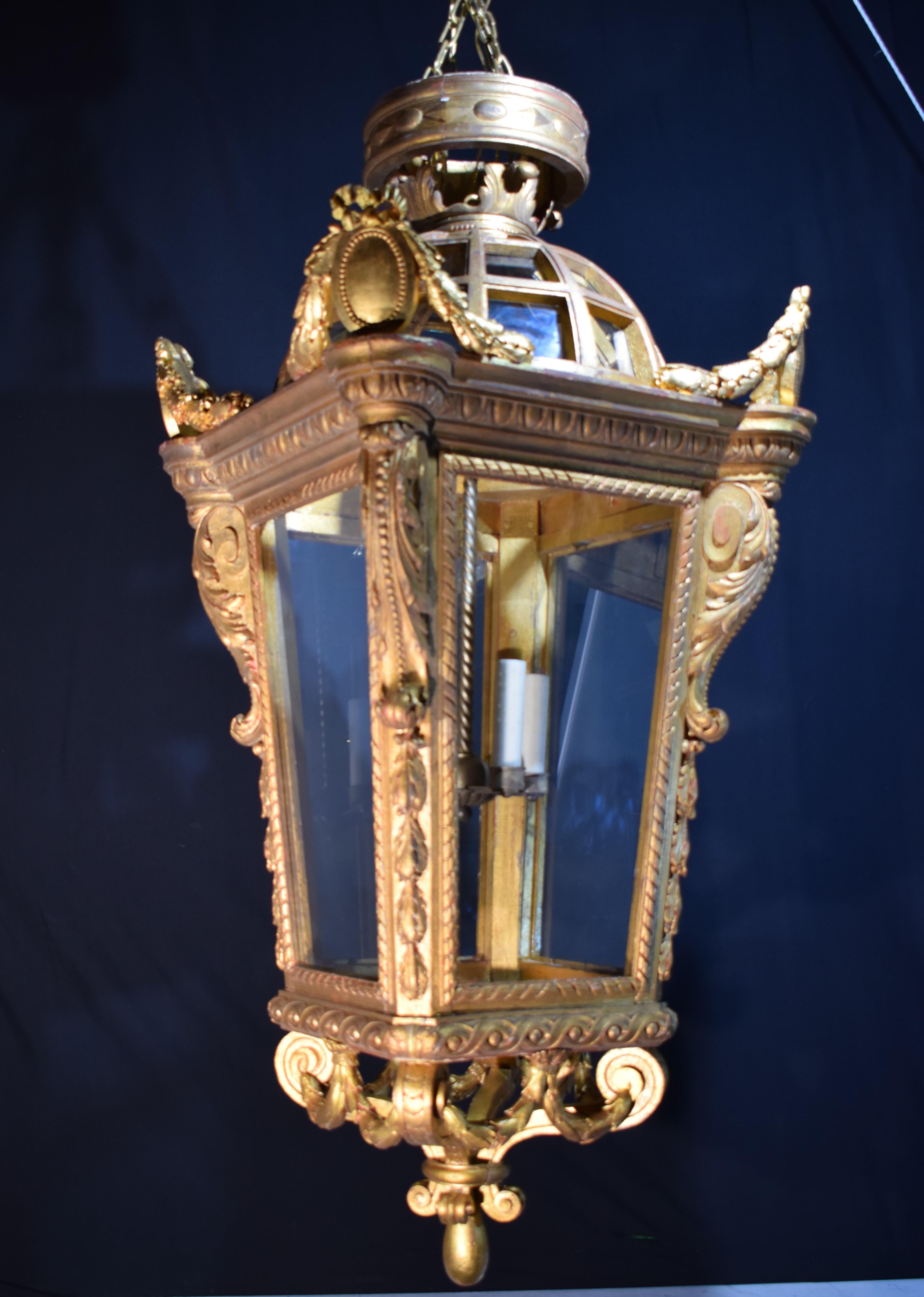 Sculpté Grande lanterne en bois doré sculpté d'A Hall en vente