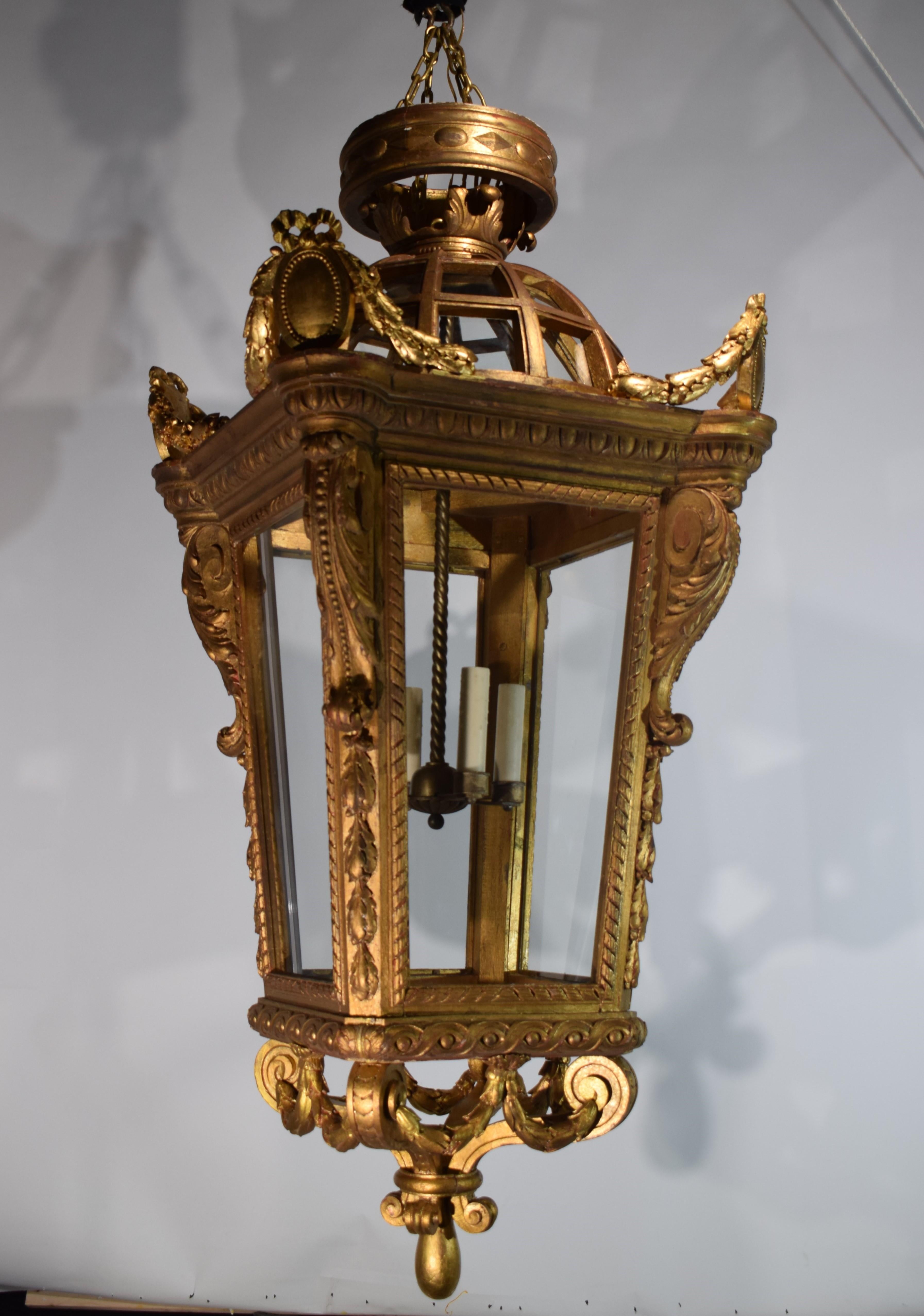 Début du 20ème siècle Grande lanterne en bois doré sculpté d'A Hall en vente