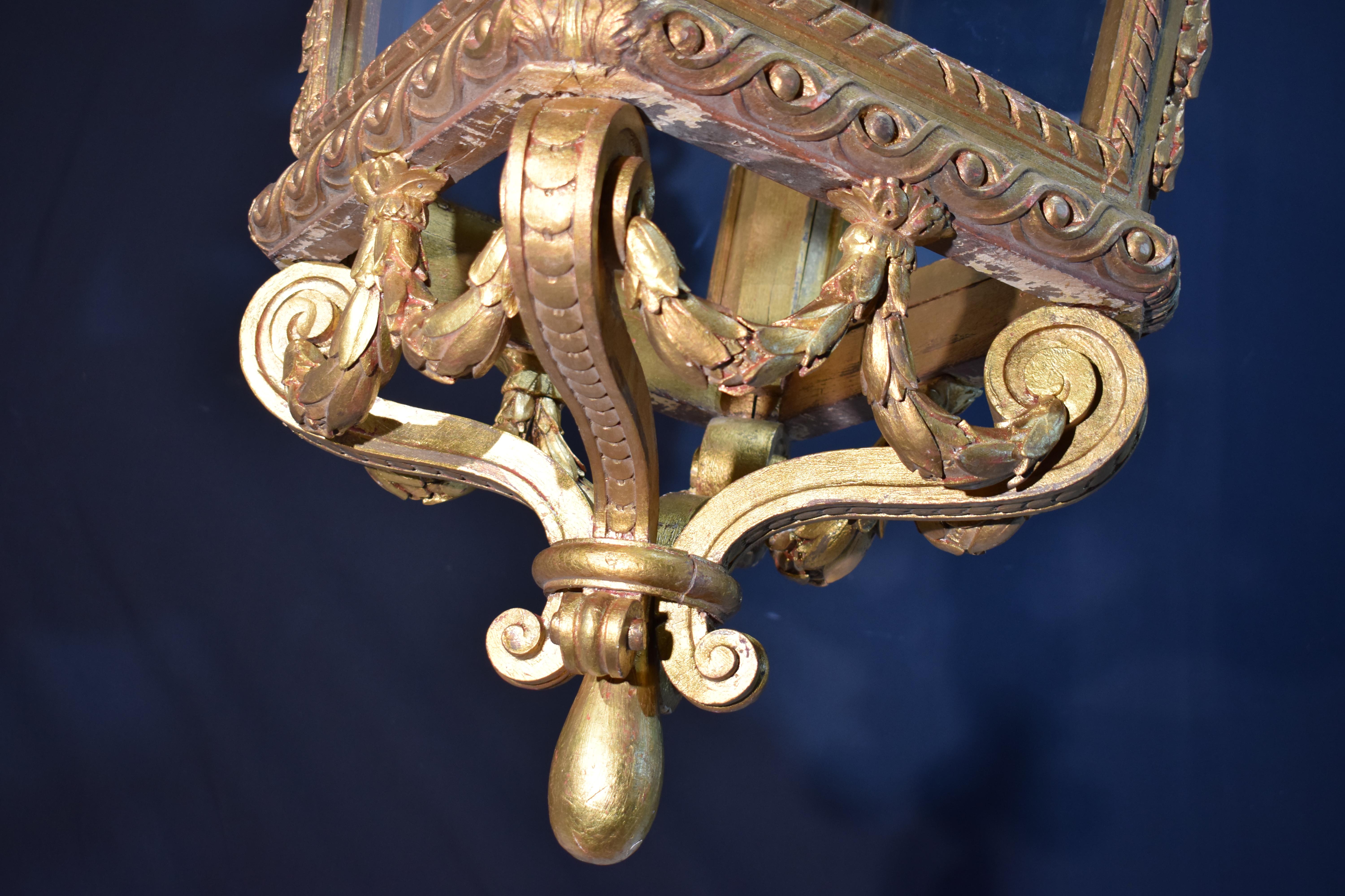 Verre Grande lanterne en bois doré sculpté d'A Hall en vente