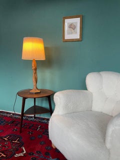 Una grande lampada da tavolo in quercia intagliata attribuita allo scultore scandinavo Peer Merle