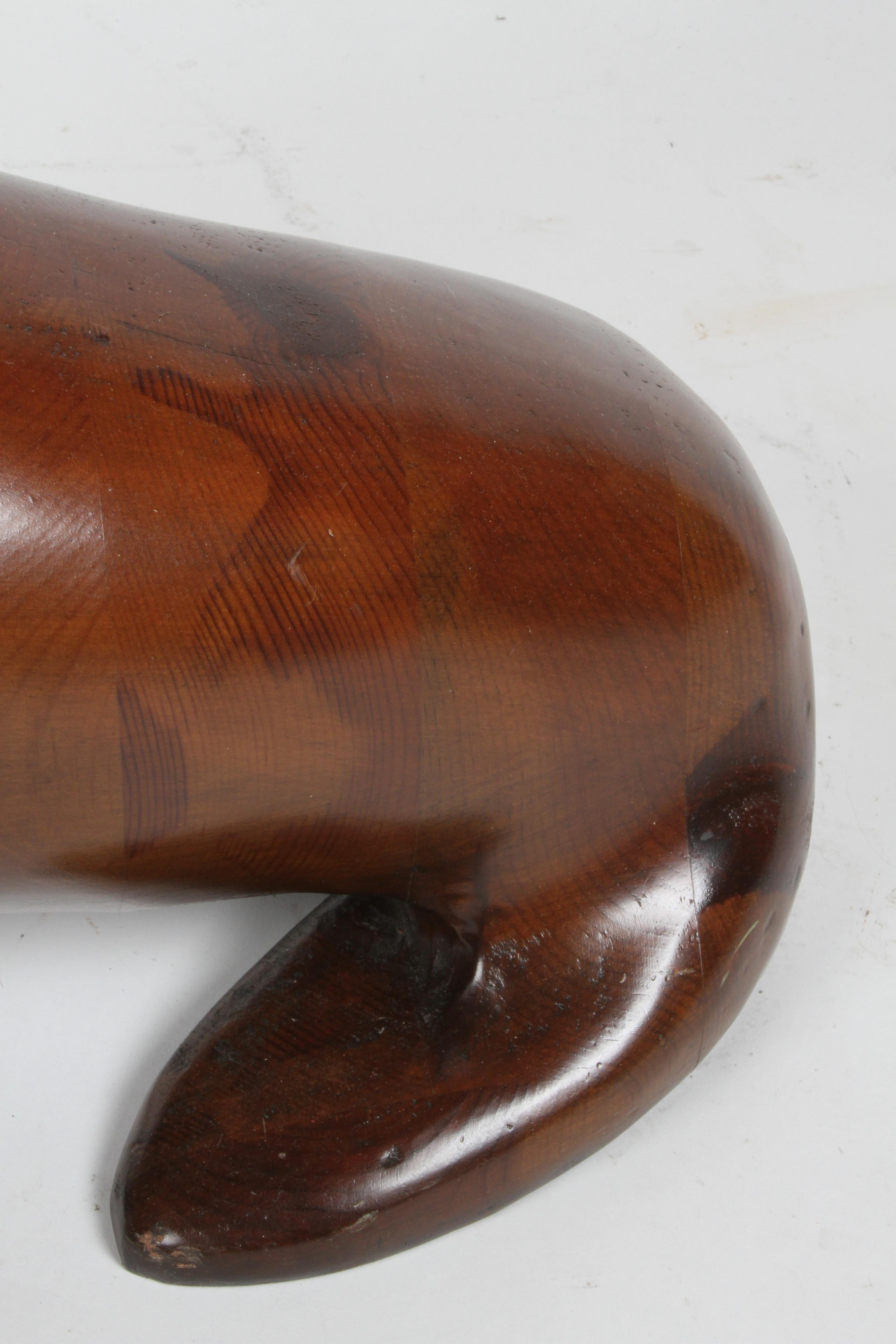 Grand lion ou sceau de mer sculpté en bois d'orme balançant une boule de laiton en vente 2