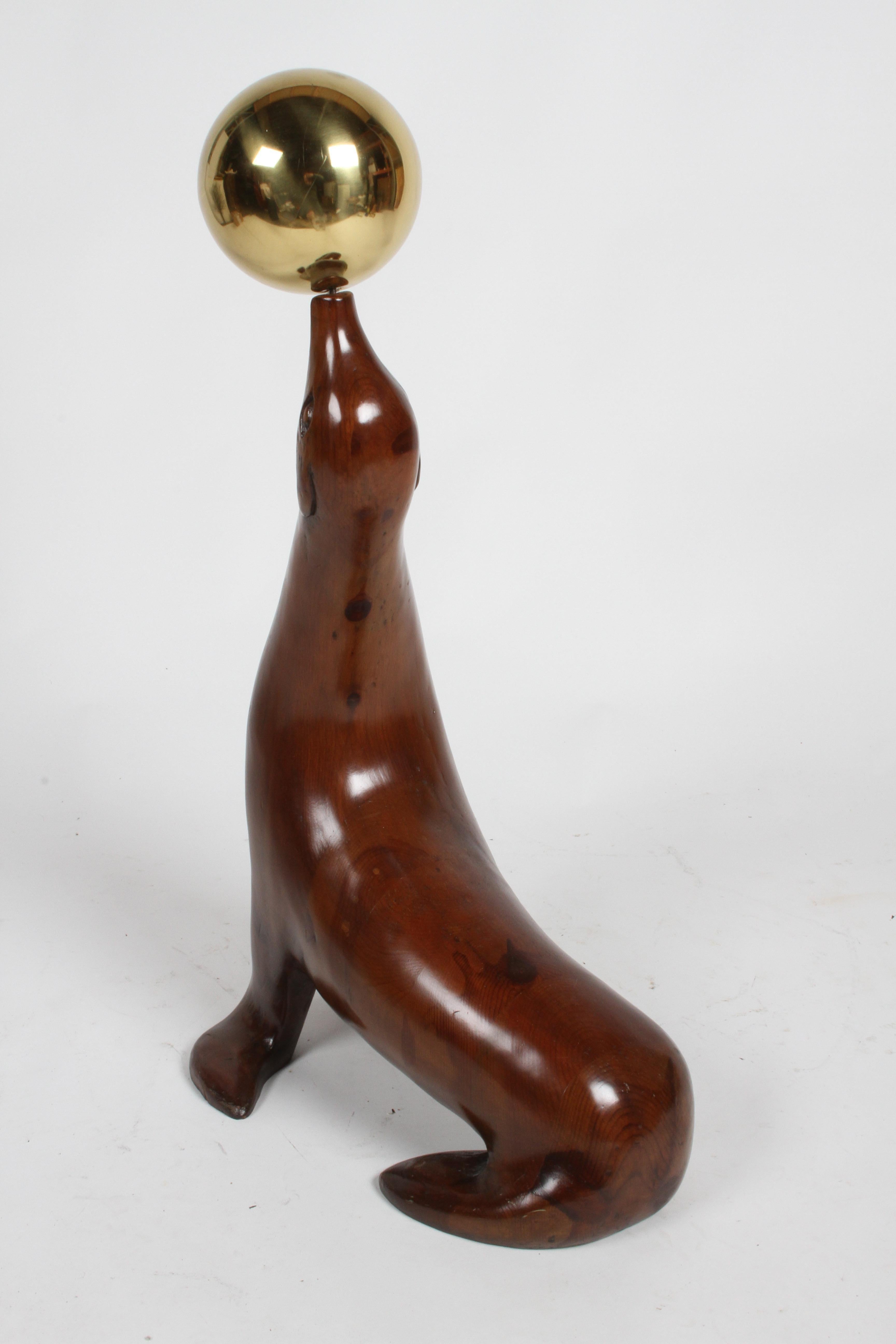 Grand lion ou sceau de mer sculpté en bois d'orme balançant une boule de laiton en vente 3