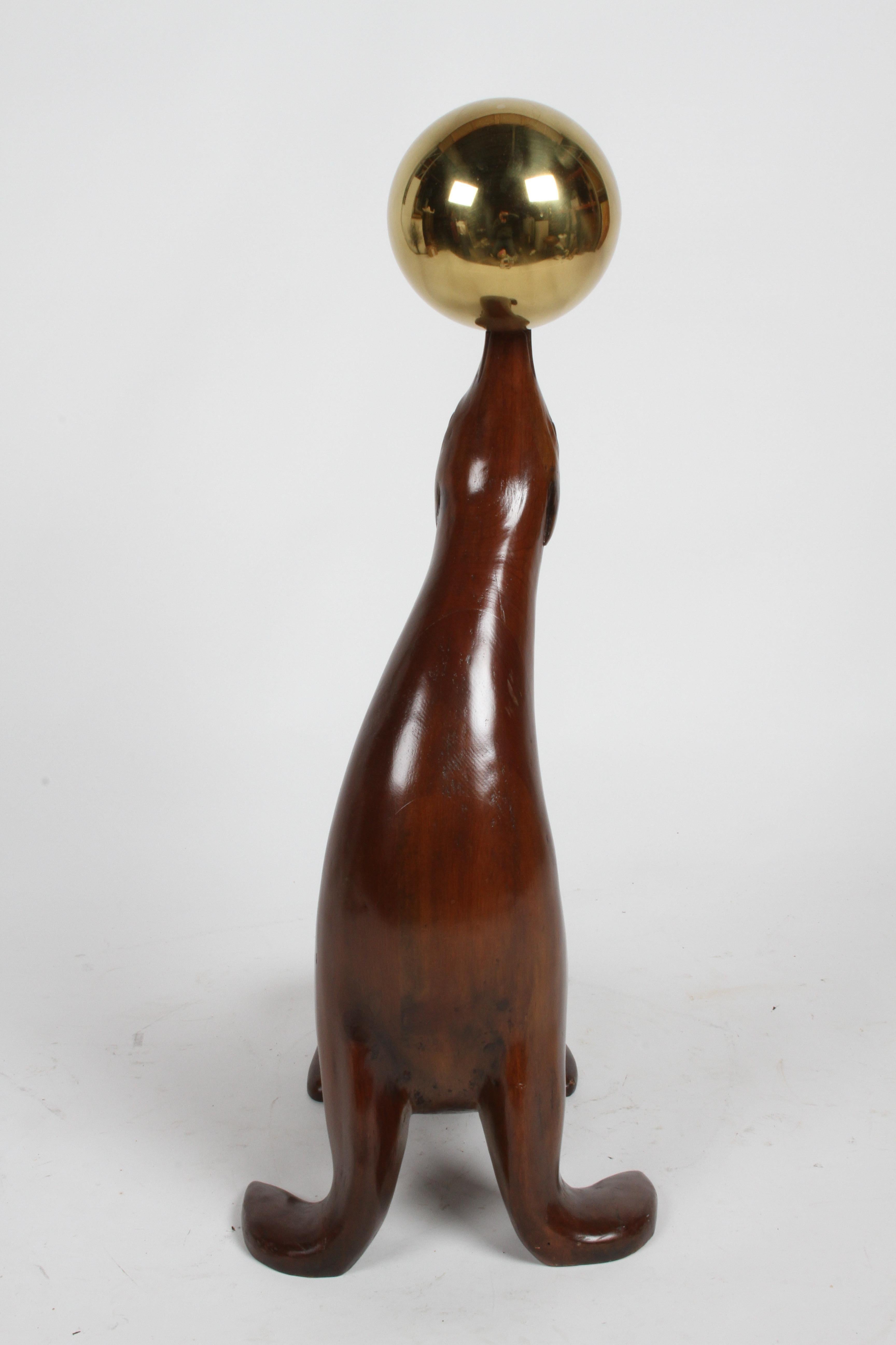 Anglais Grand lion ou sceau de mer sculpté en bois d'orme balançant une boule de laiton en vente
