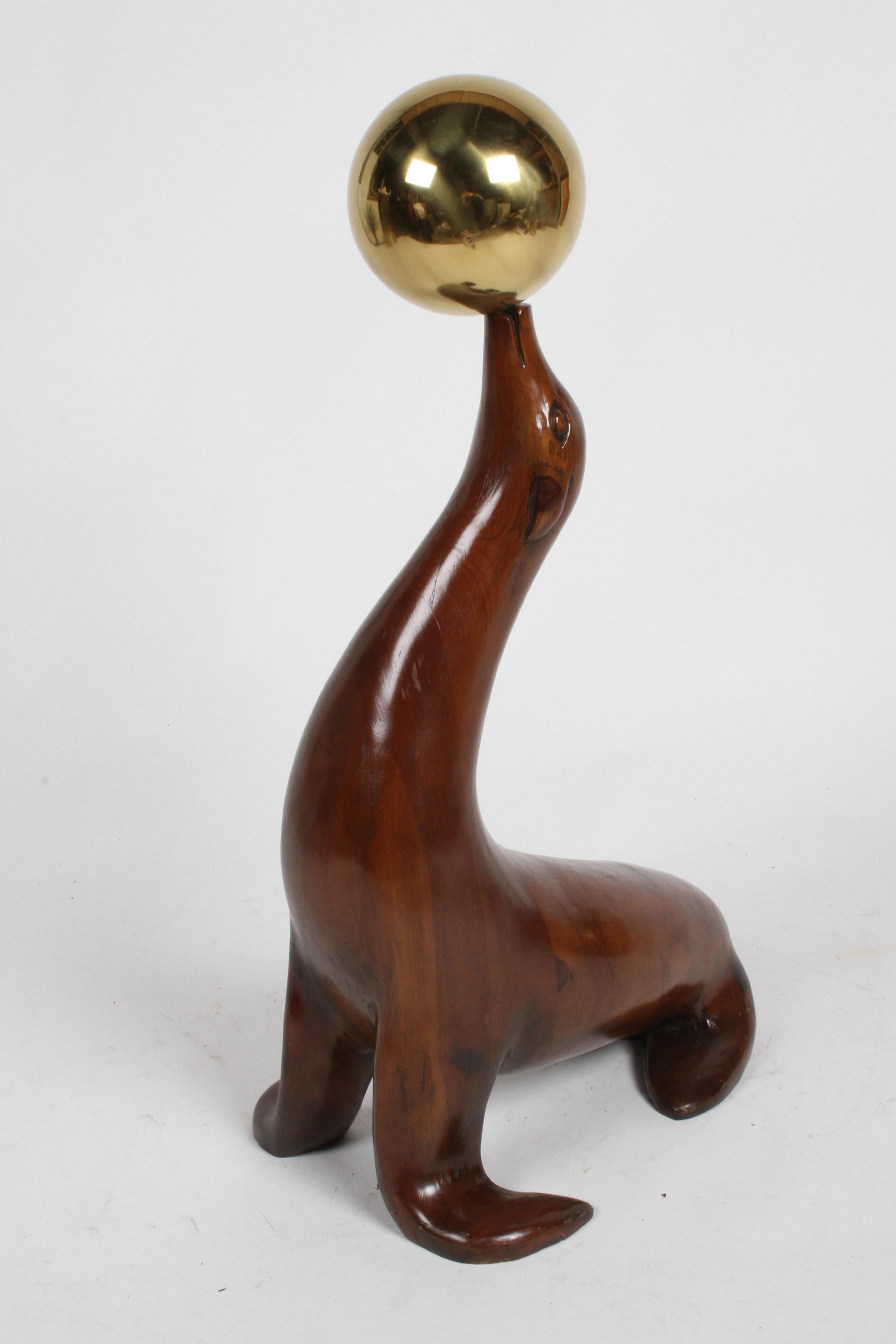 Fin du 20e siècle Grand lion ou sceau de mer sculpté en bois d'orme balançant une boule de laiton en vente