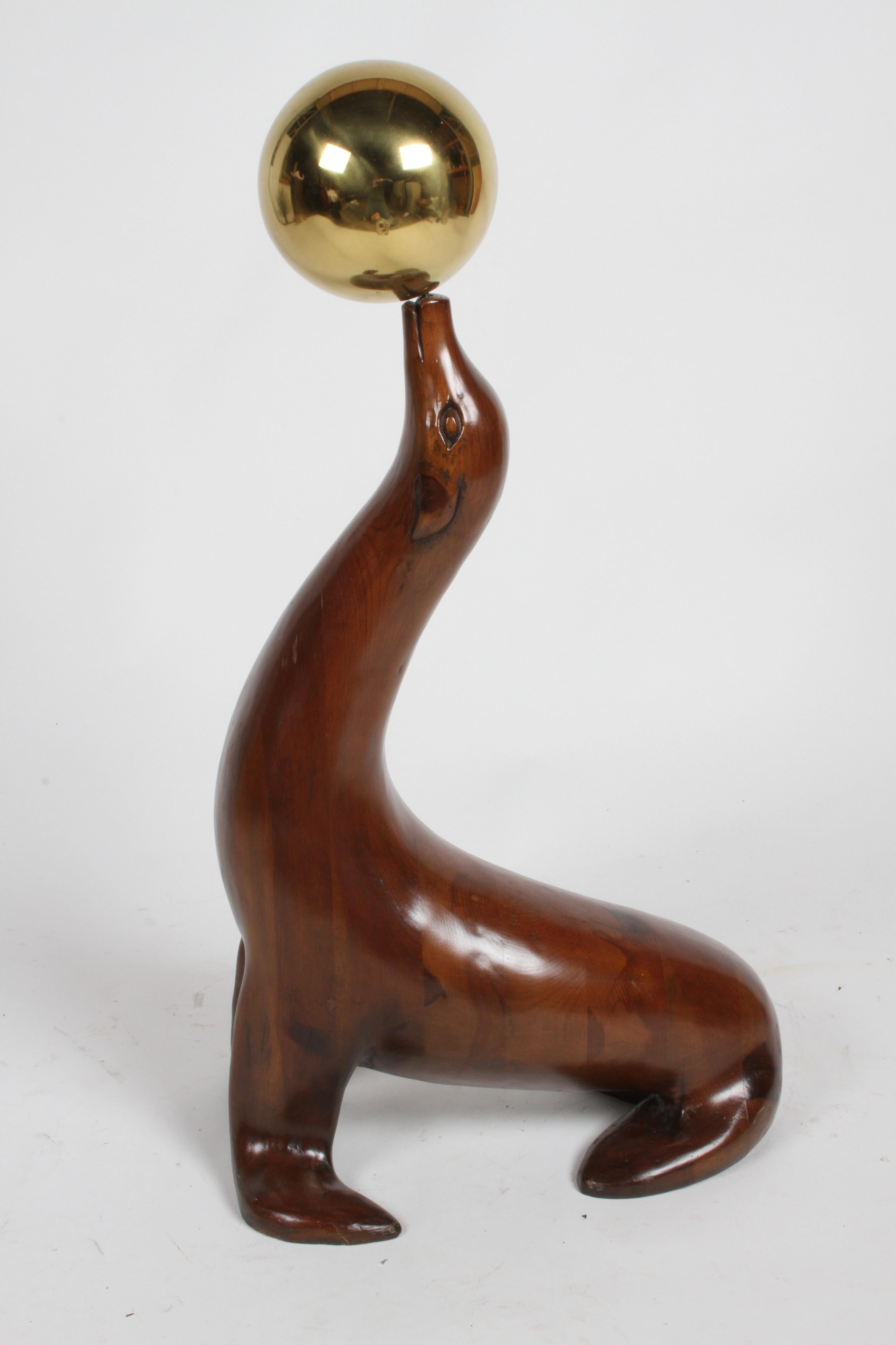 Orme Grand lion ou sceau de mer sculpté en bois d'orme balançant une boule de laiton en vente