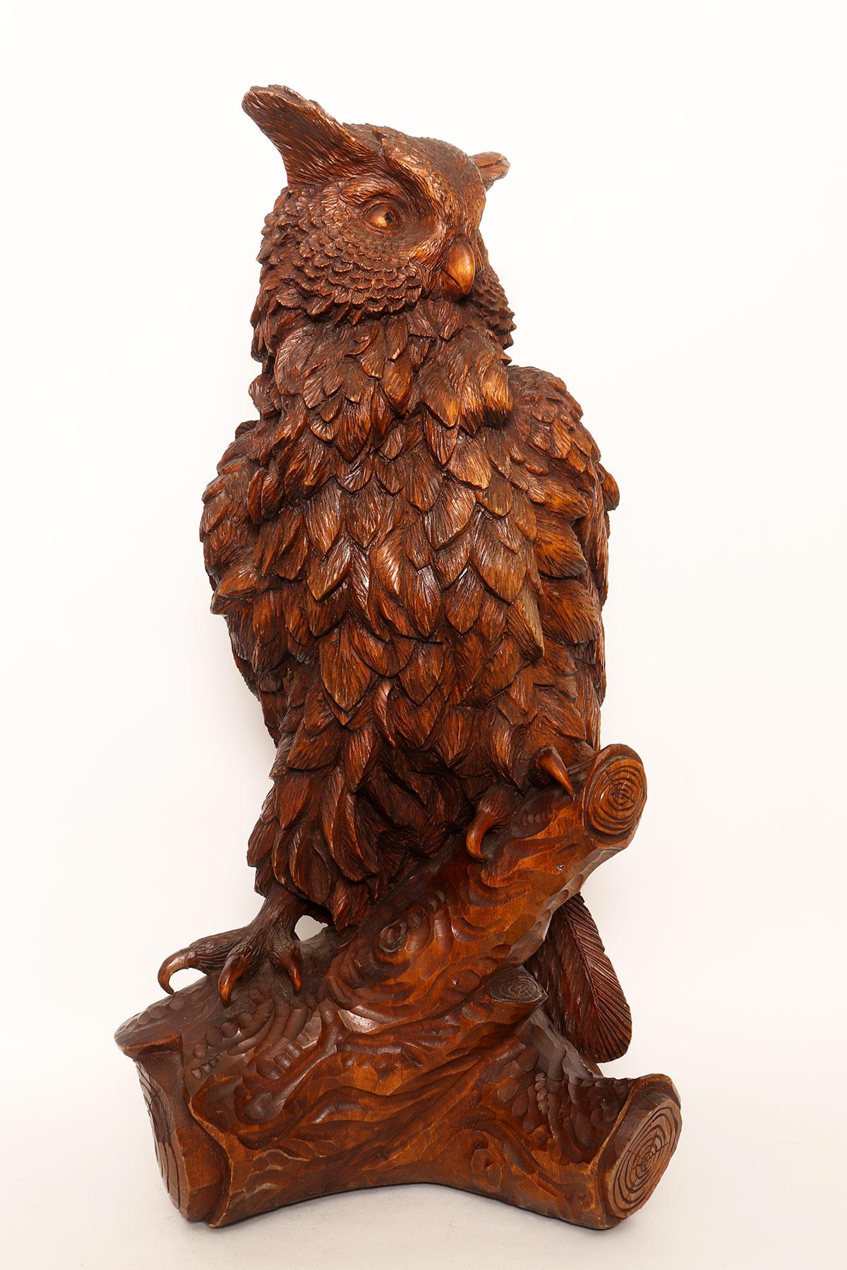 Large carved hazelnut wood sculpture depicting an owl leaning against a tree branch. Brienz, Switzerland, second half of the 19th century.