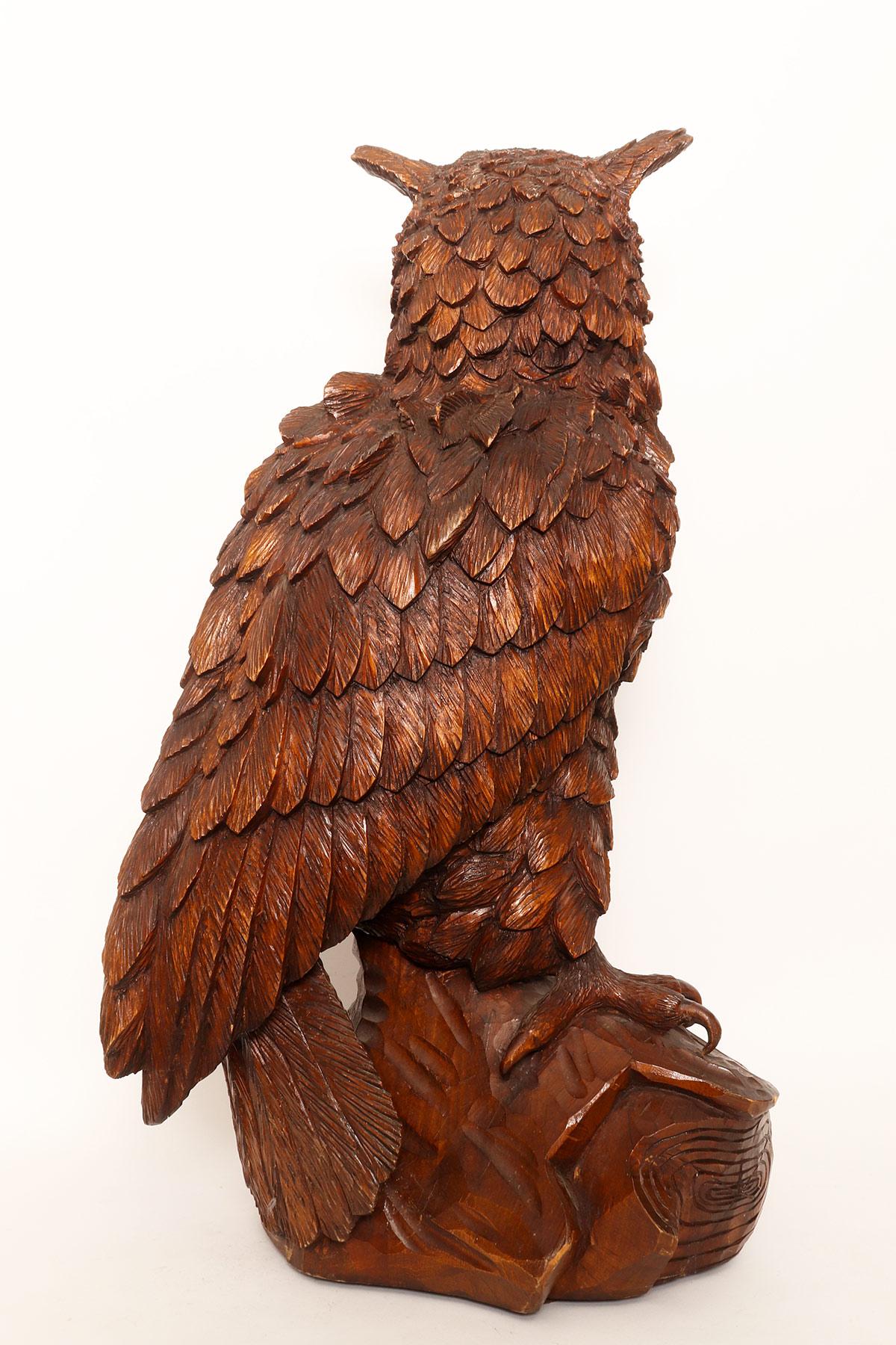 Swiss Large Carved Sculpture Depicting an Owl, Brienz, 1880