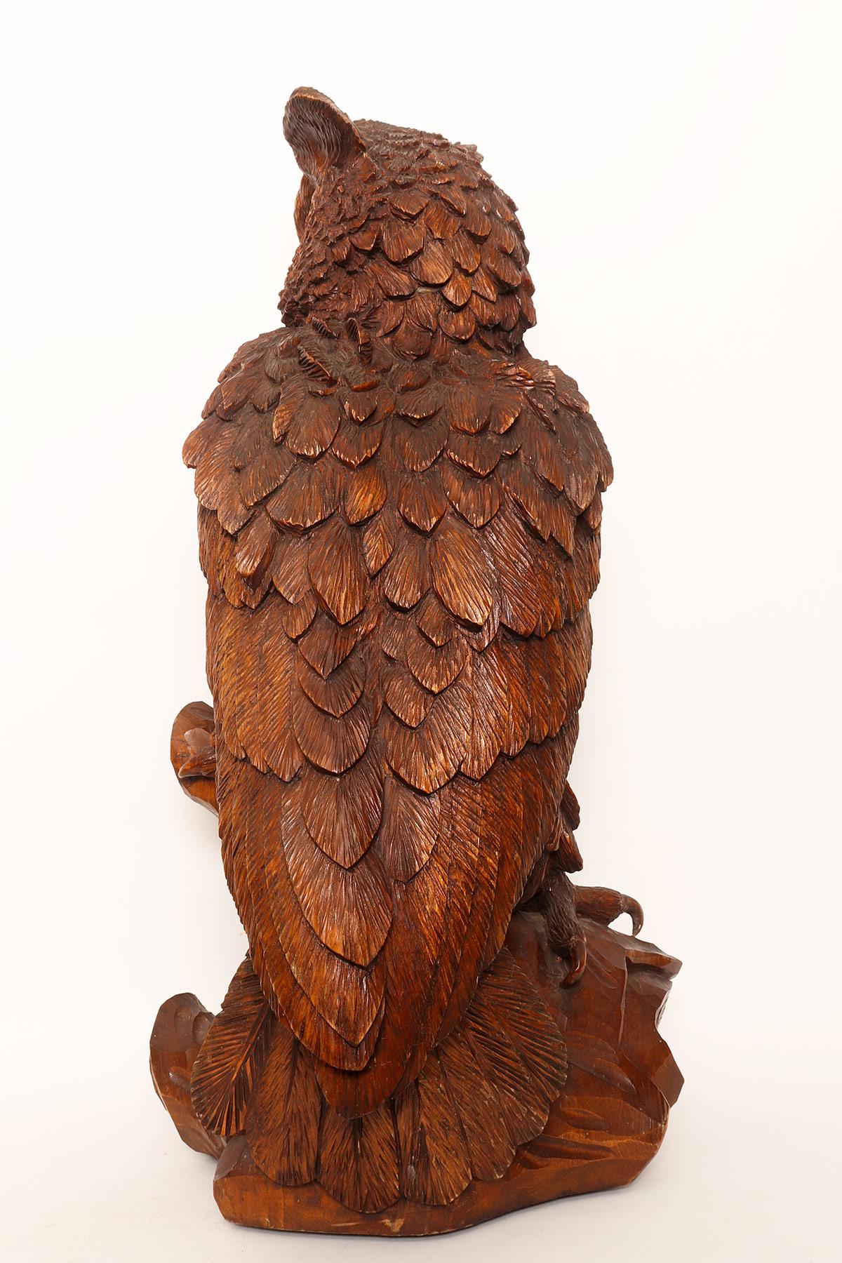 Large Carved Sculpture Depicting an Owl, Brienz, 1880 In Good Condition In Milan, IT
