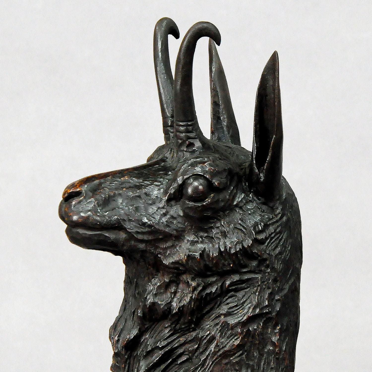 Gran escultura de gamuza tallada en madera, Black Forest, hacia 1900 Tallado en venta