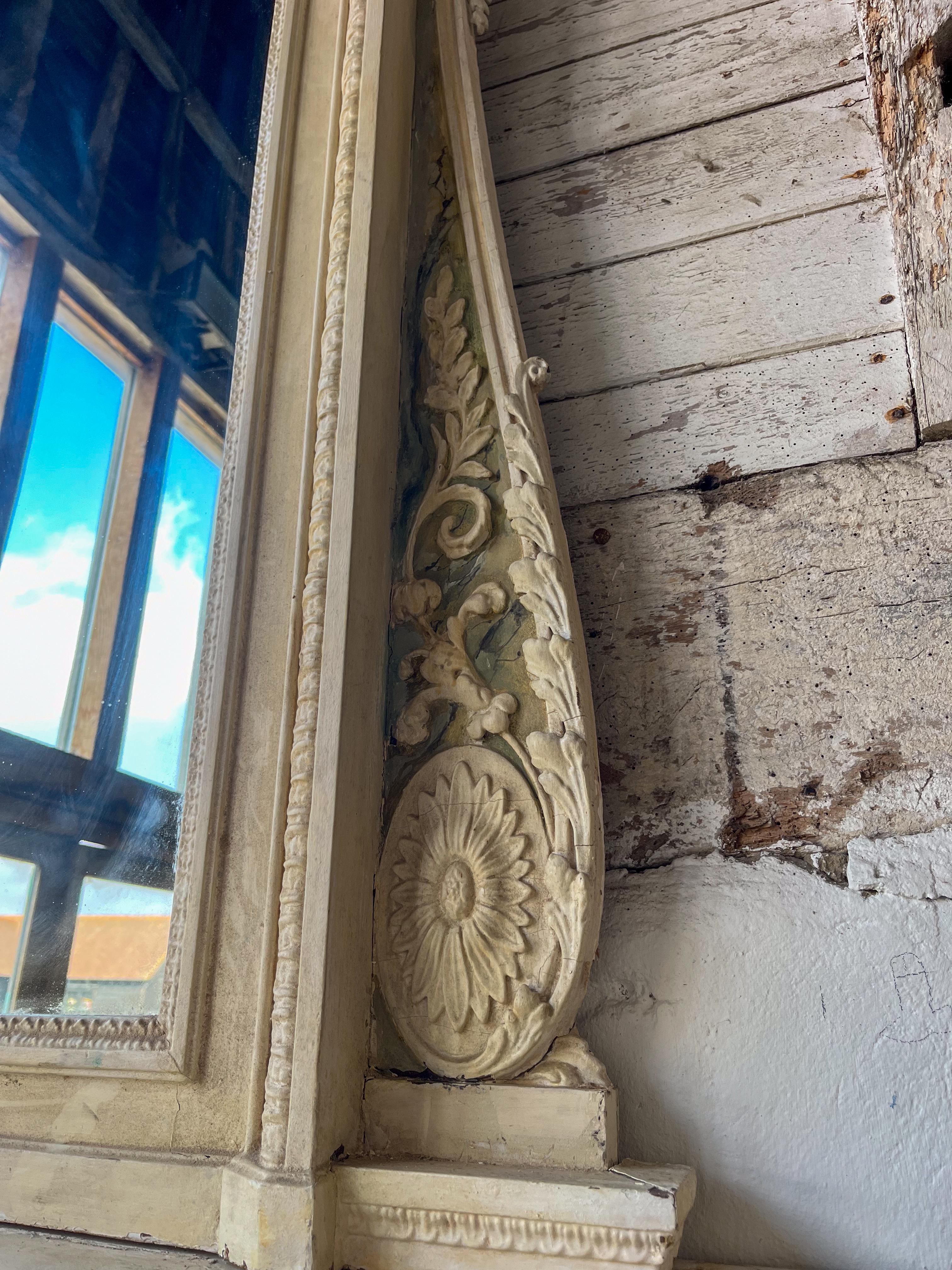 Anglais Grande cheminée sculptée en bois et gesso de Gillows of London & Lancaster en vente