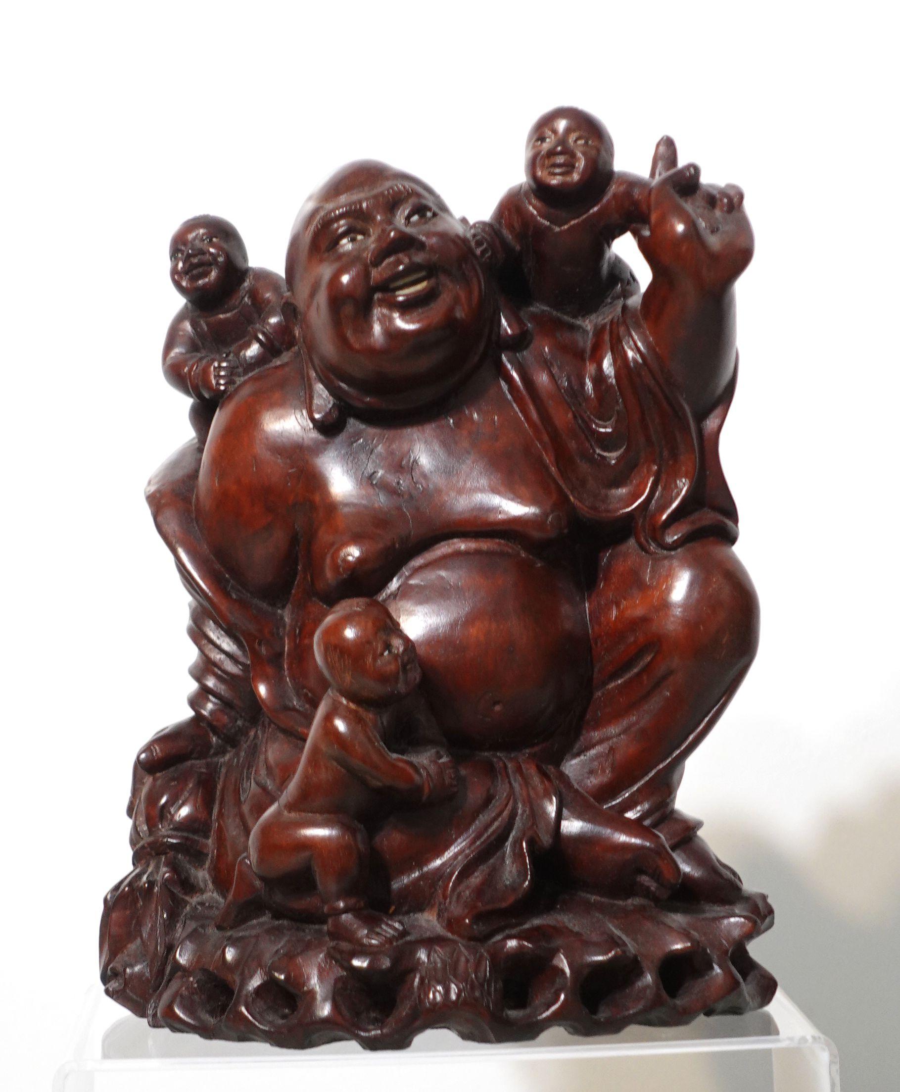 Un grand Bouddha heureux en bois sculpté avec 3 enfants, des dents en os et des yeux en verre incrustés.
