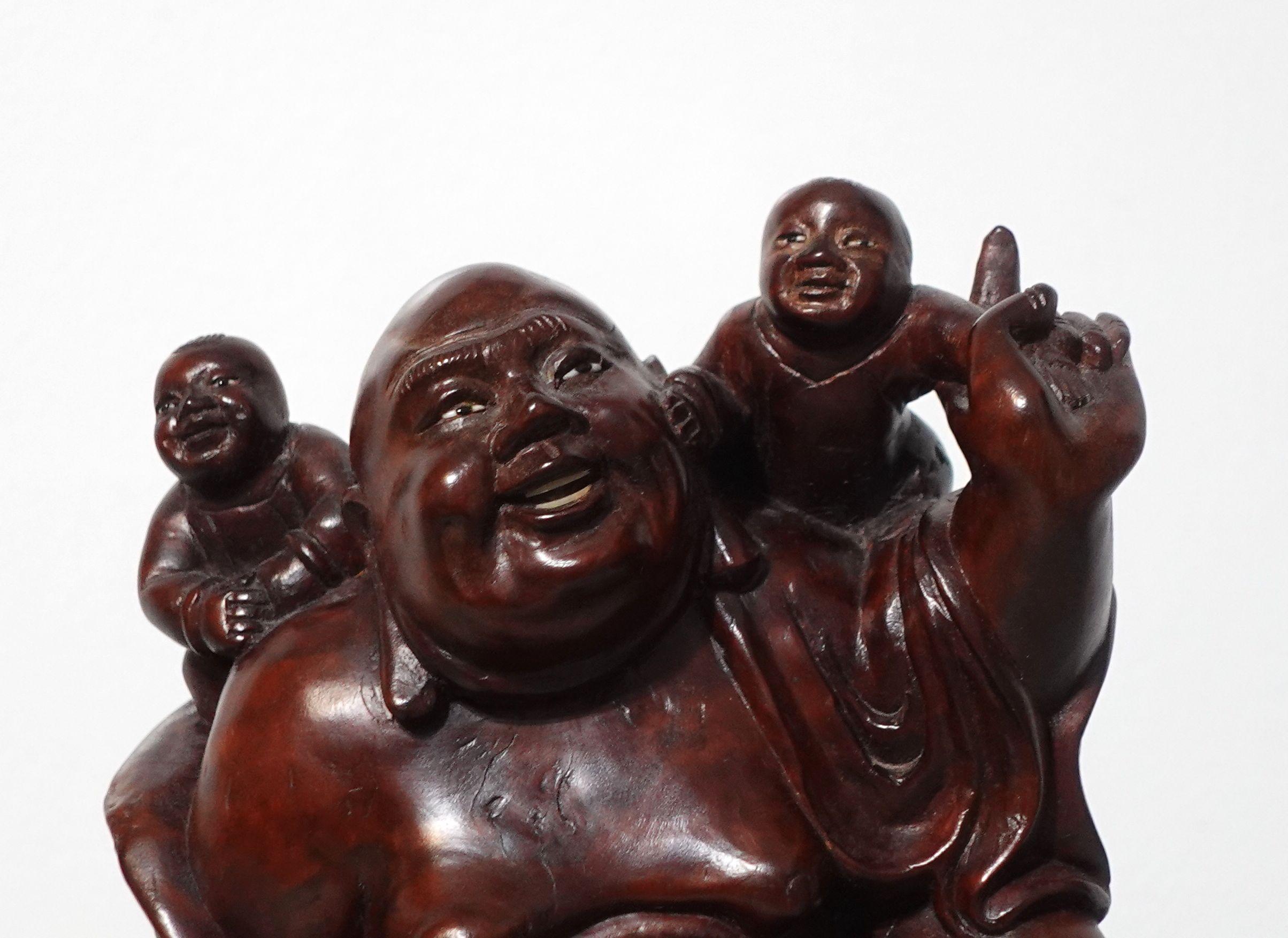Chinois Grand Bouddha heureux en bois sculpté avec 3 enfants en vente