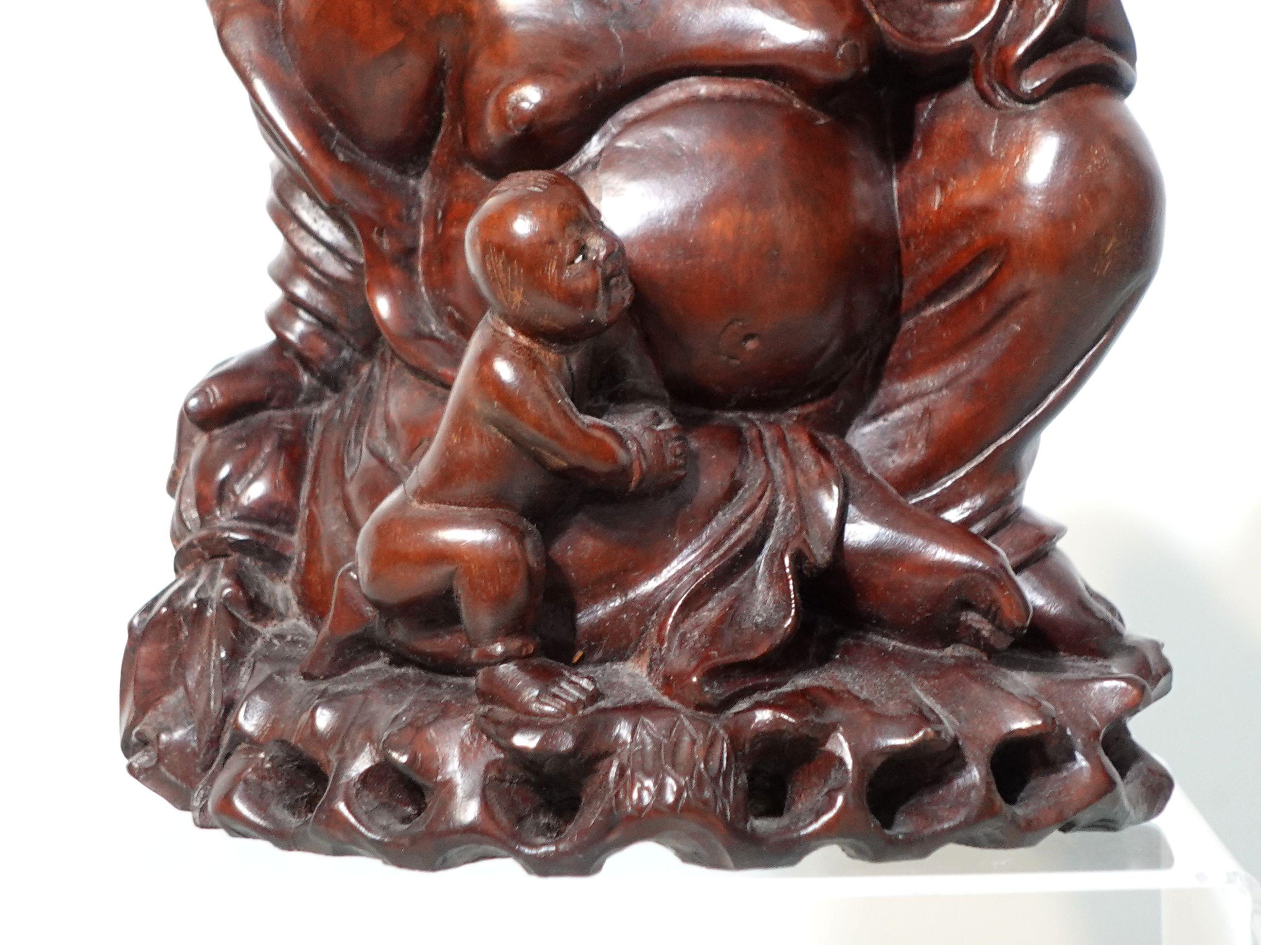 Sculpté à la main Grand Bouddha heureux en bois sculpté avec 3 enfants en vente