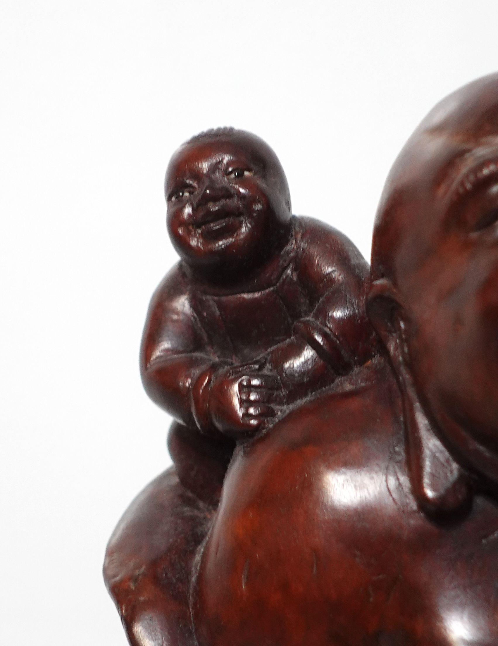Grand Bouddha heureux en bois sculpté avec 3 enfants Bon état - En vente à Norton, MA