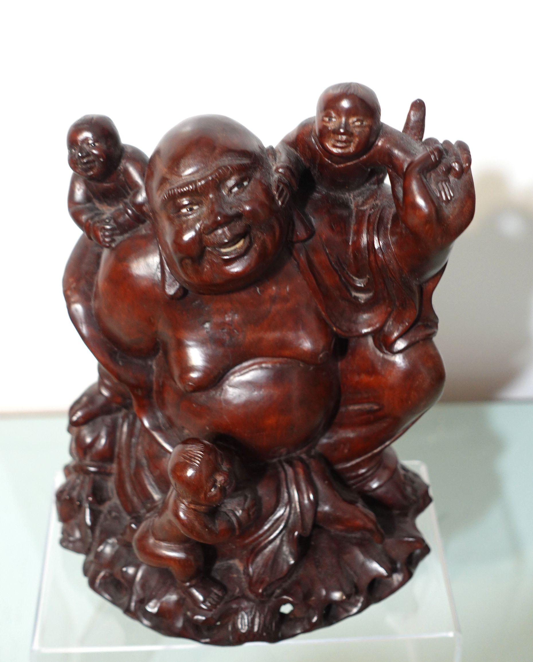 20ième siècle Grand Bouddha heureux en bois sculpté avec 3 enfants en vente