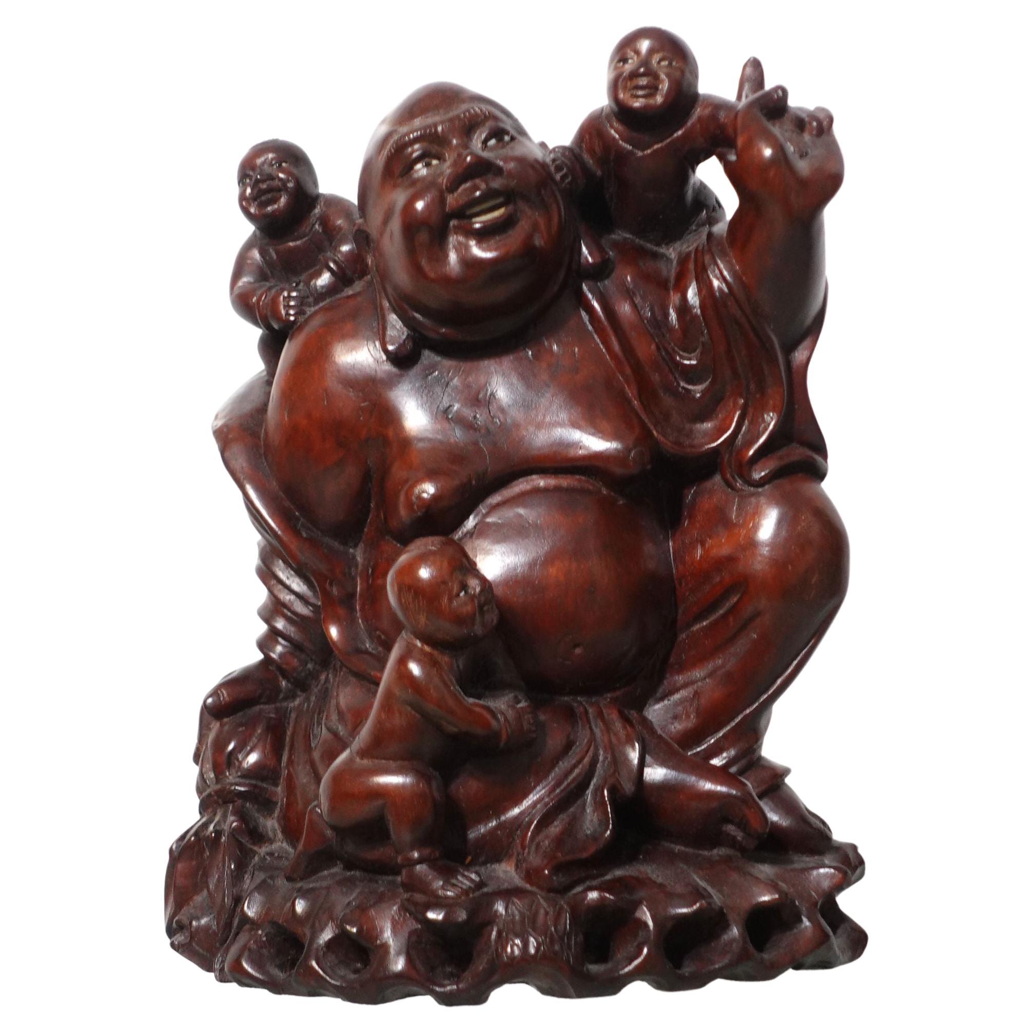 Grand Bouddha heureux en bois sculpté avec 3 enfants en vente