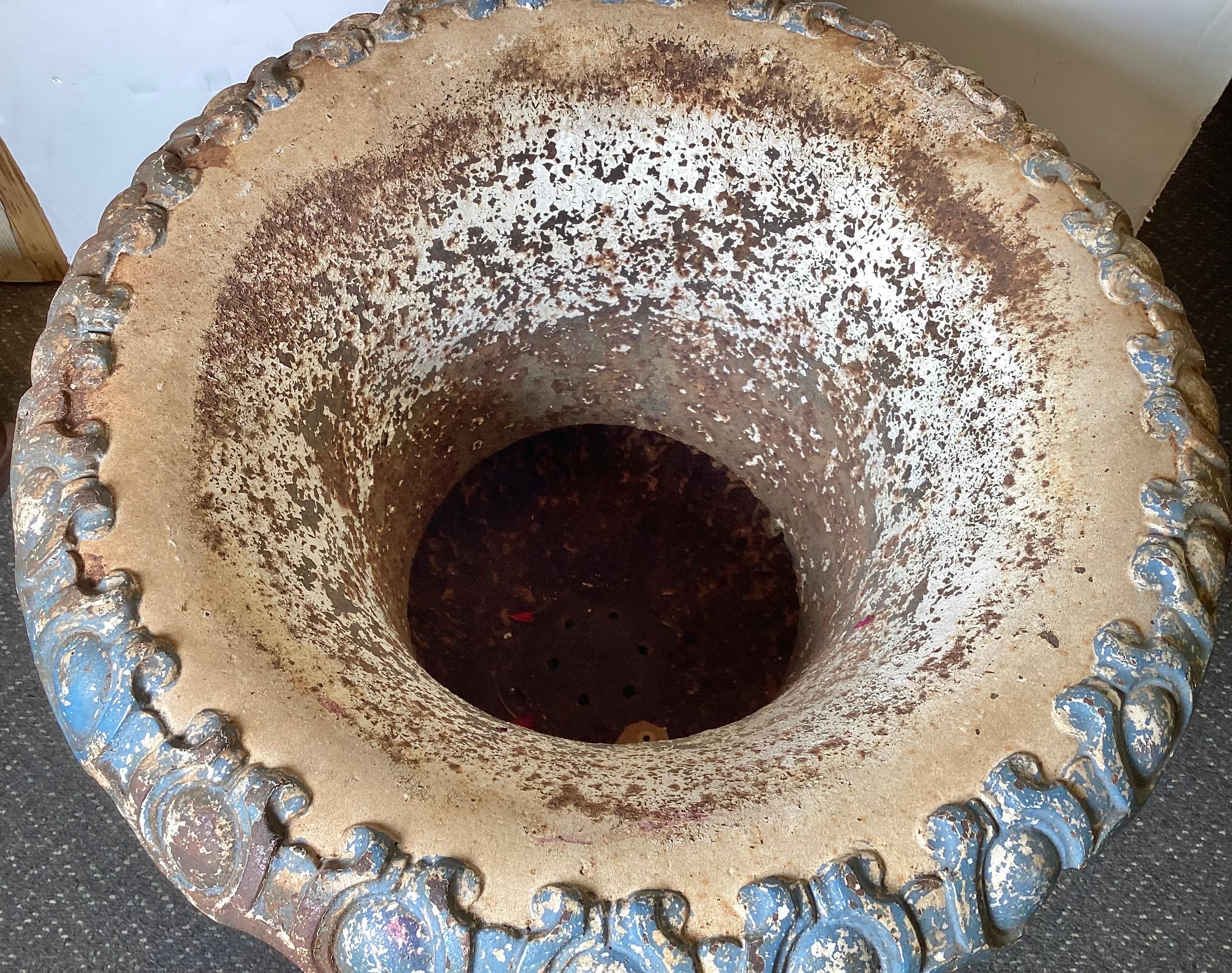 Peint à froid Grande urne de jardin Campana en fonte, datant d'environ 1860 en vente