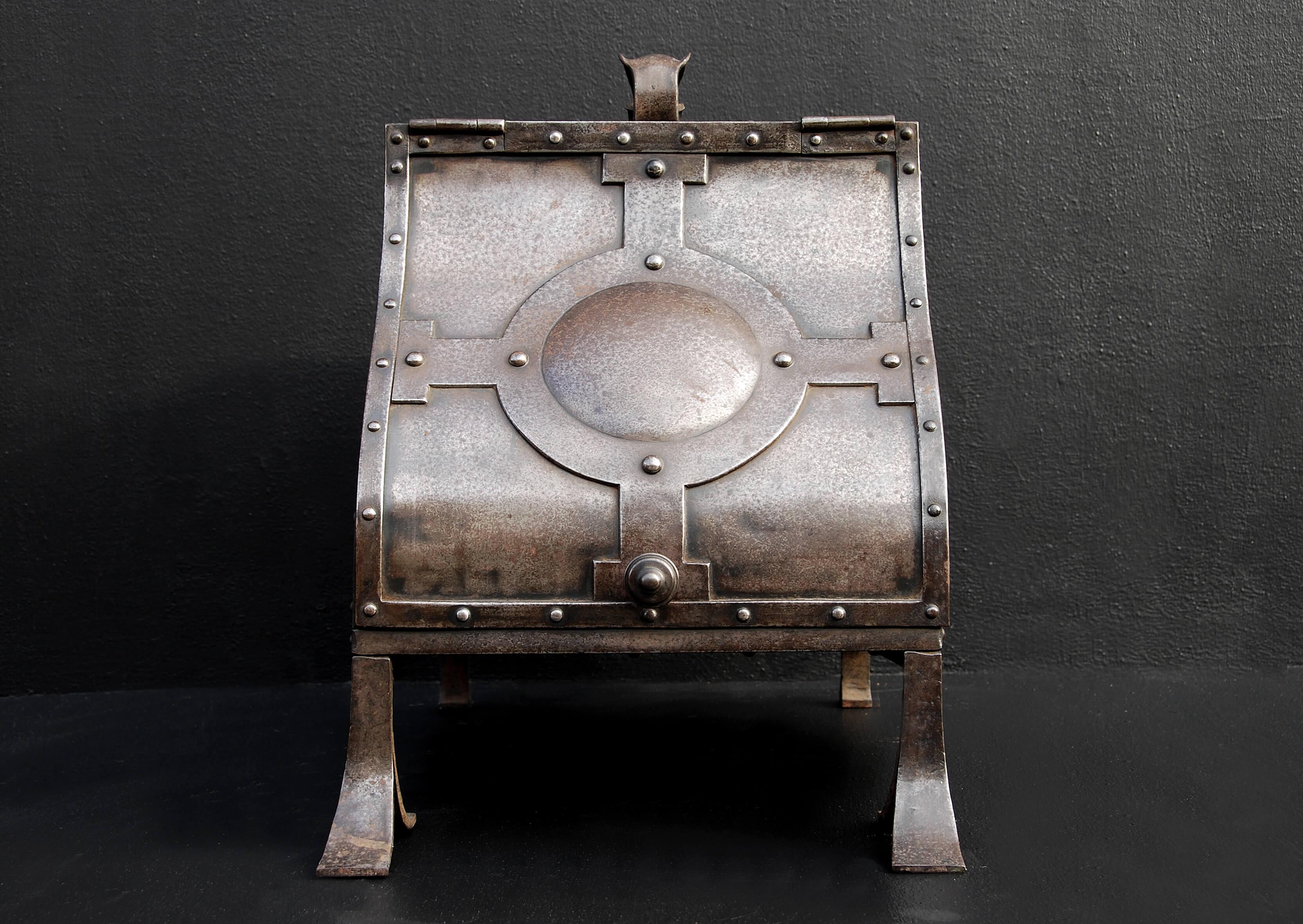 An unusual English antique coal box. This antique coal box/scuttle is made in steel and dates from around 1900. The coal box is very well made and is heavy quality. A mildy Art Nouveau influence can be seen. Complete with a liner. The overall